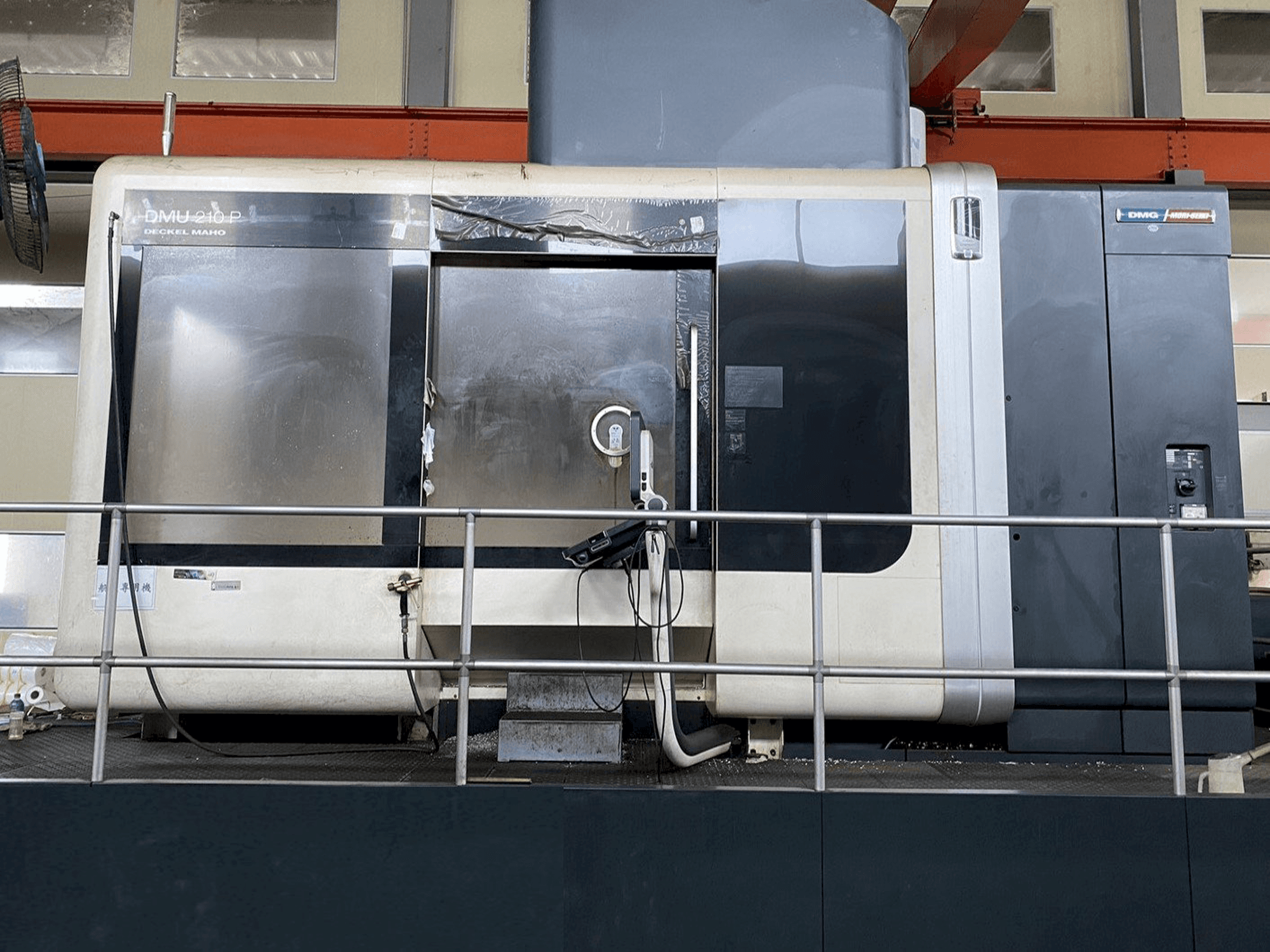 Frontansicht der DMG DMU210P Maschine