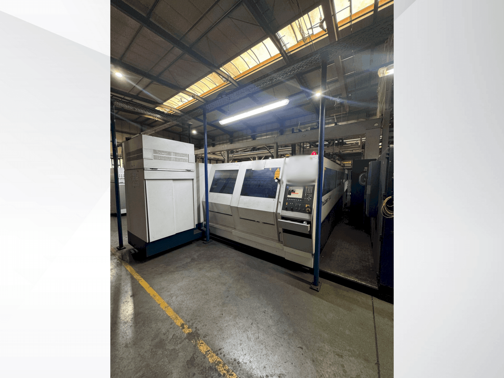 Frontansicht der TRUMPF TruLaser 3040 Maschine