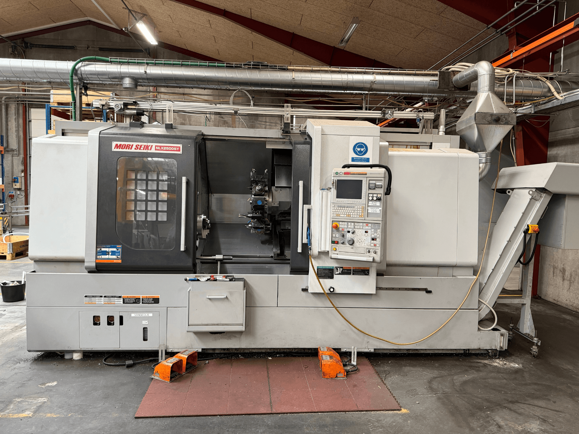 DMG MORI NLX2500SY/1250 Horizontal-Drehmaschine, Vorderansicht, mit Bedienfeld und Betriebskomponenten.