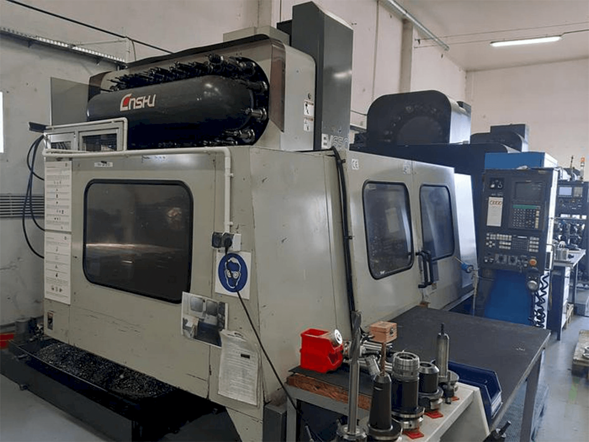 Frontansicht der Enshu EV 650 Maschine