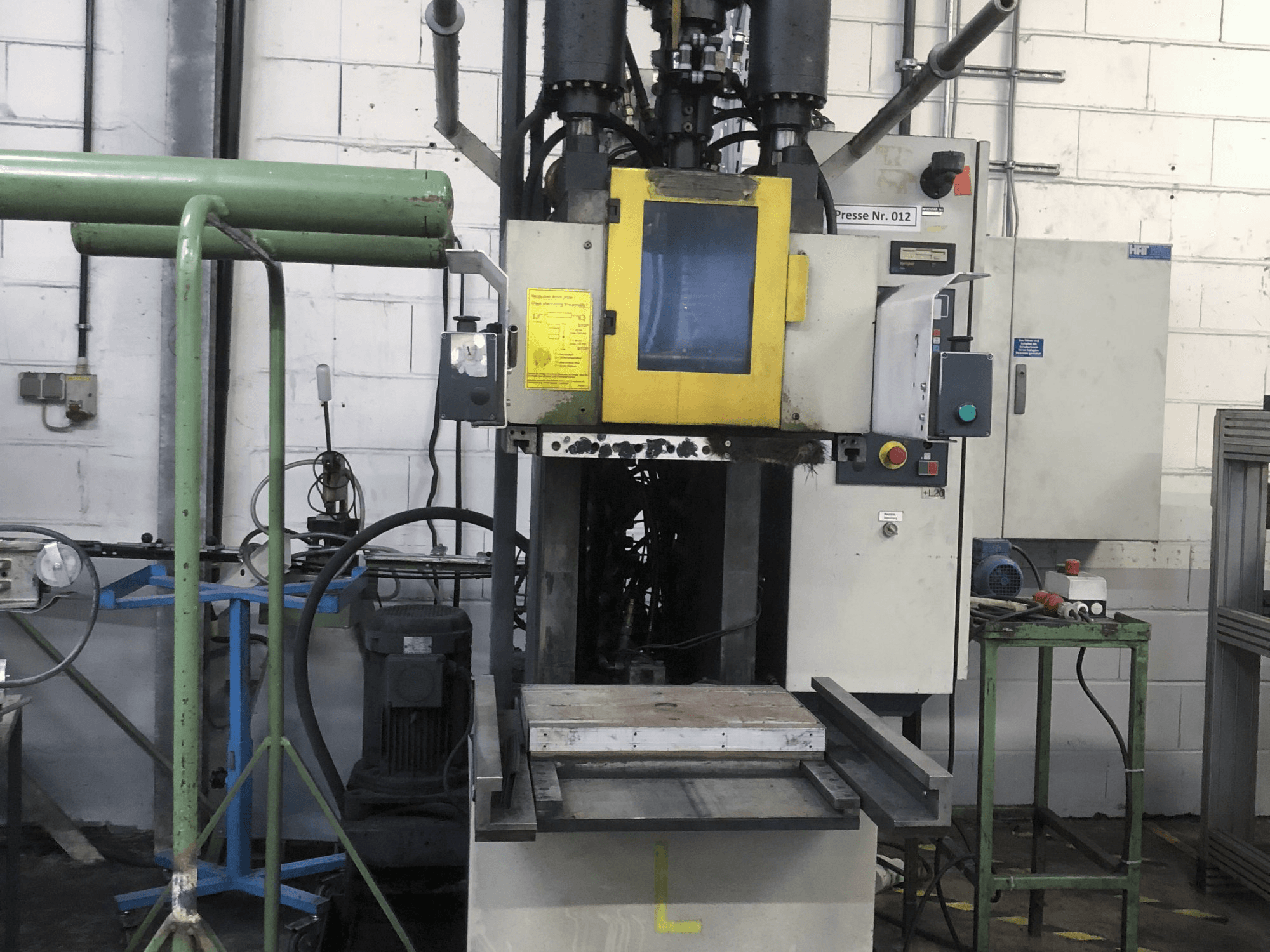 Frontansicht der Kloeckner Desma 956.050 ZO Maschine