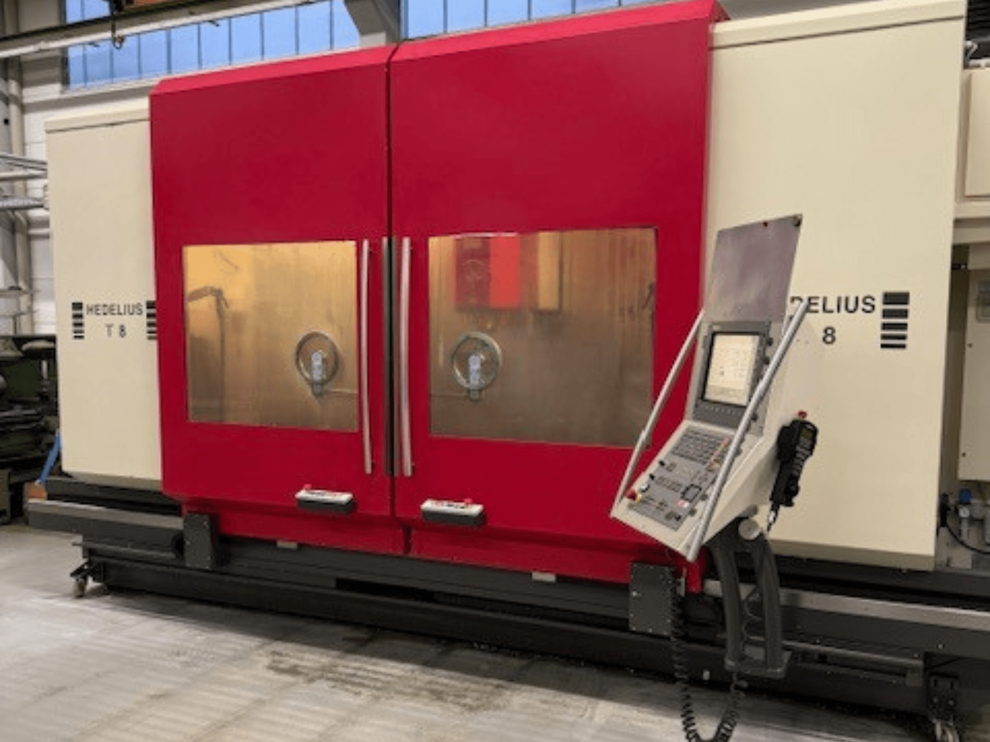 CNC-Maschine HEDELIUS T8 in der Frontansicht mit roten Türen, Bedienfeld und Sicht auf die internen Komponenten.