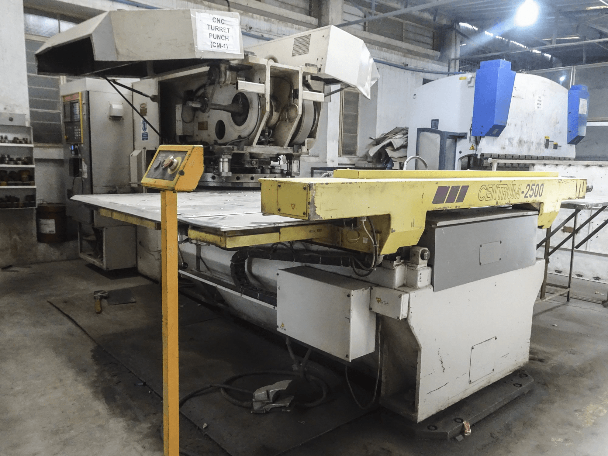 Linke Ansicht der Murata Wiedemann C-2500 Maschine