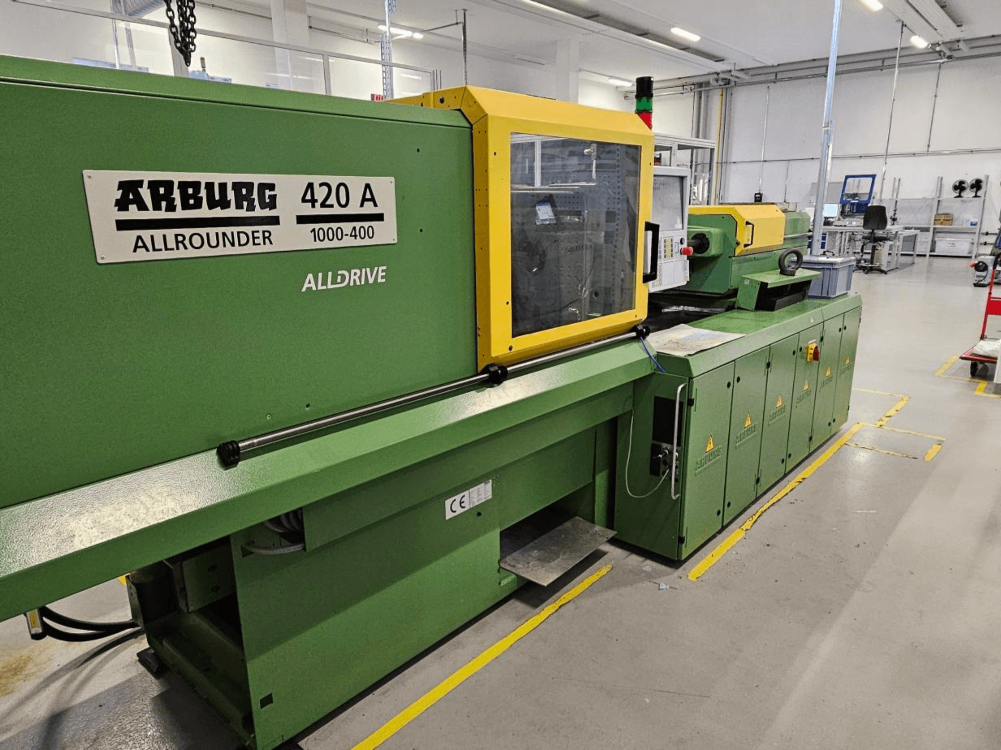 ARBURG 420 A Allrounder 1000-400, Frontansicht; grüne Maschine mit gelbem Panel, Touchscreen und Sicherheitseinrichtungen.