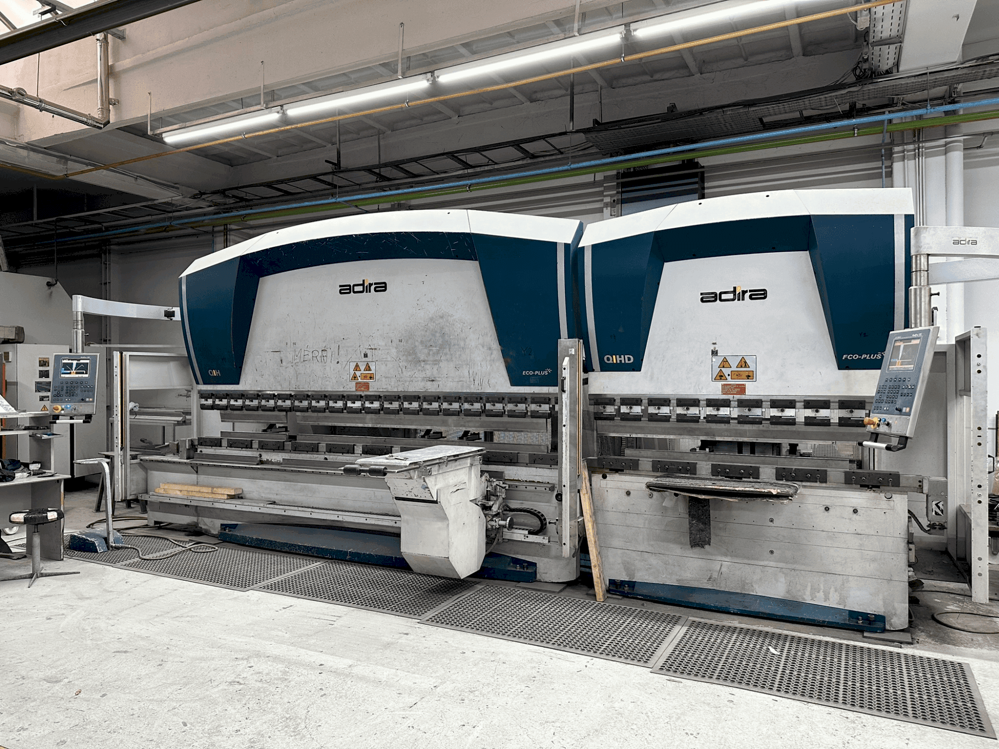 Frontansicht der ADIRA QIHD-5040 + QIHD-5020 Maschine