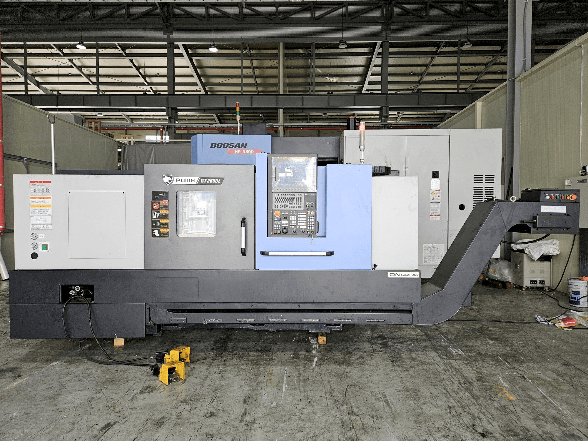 Frontansicht der DN SOLUTIONS PUMA GT2600L Maschine