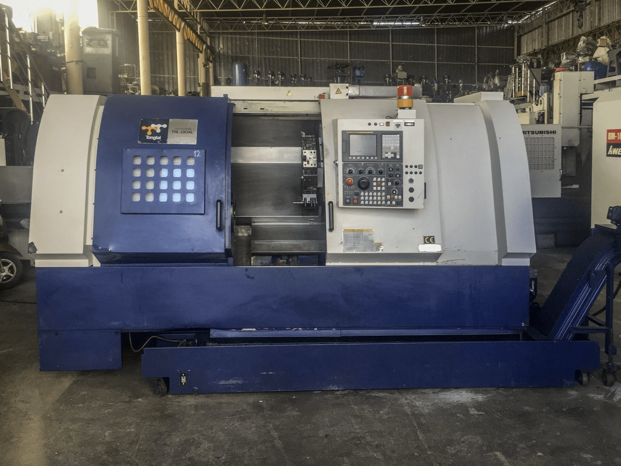 Frontansicht der Tongtai TNL-130 AL Maschine