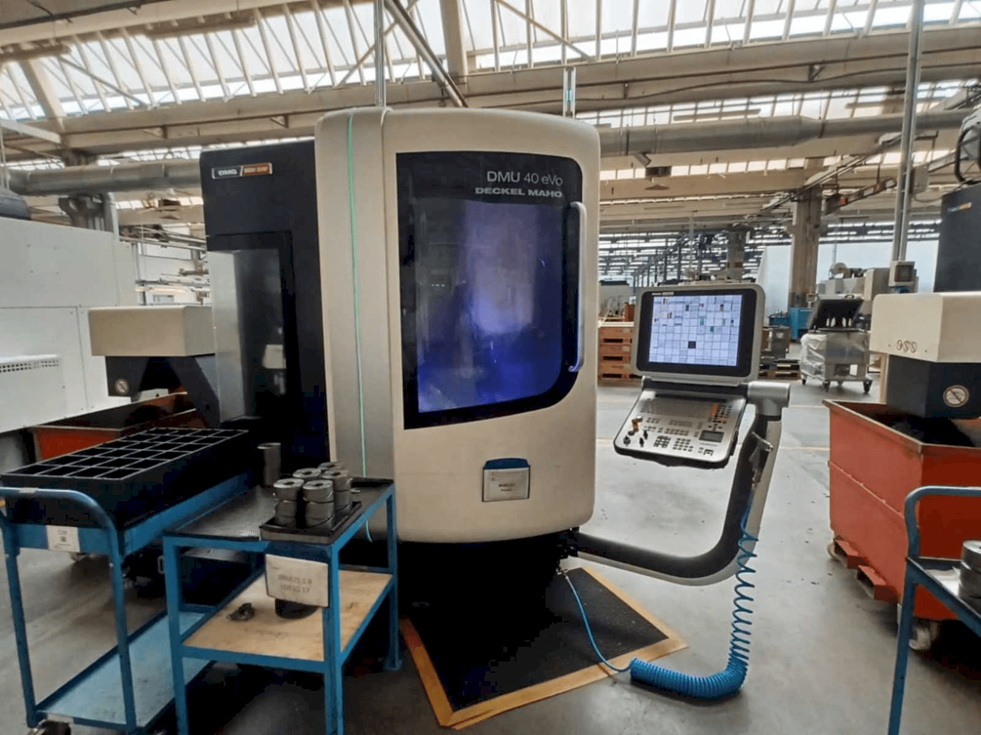Frontansicht der DMG DMU 40 evo Maschine