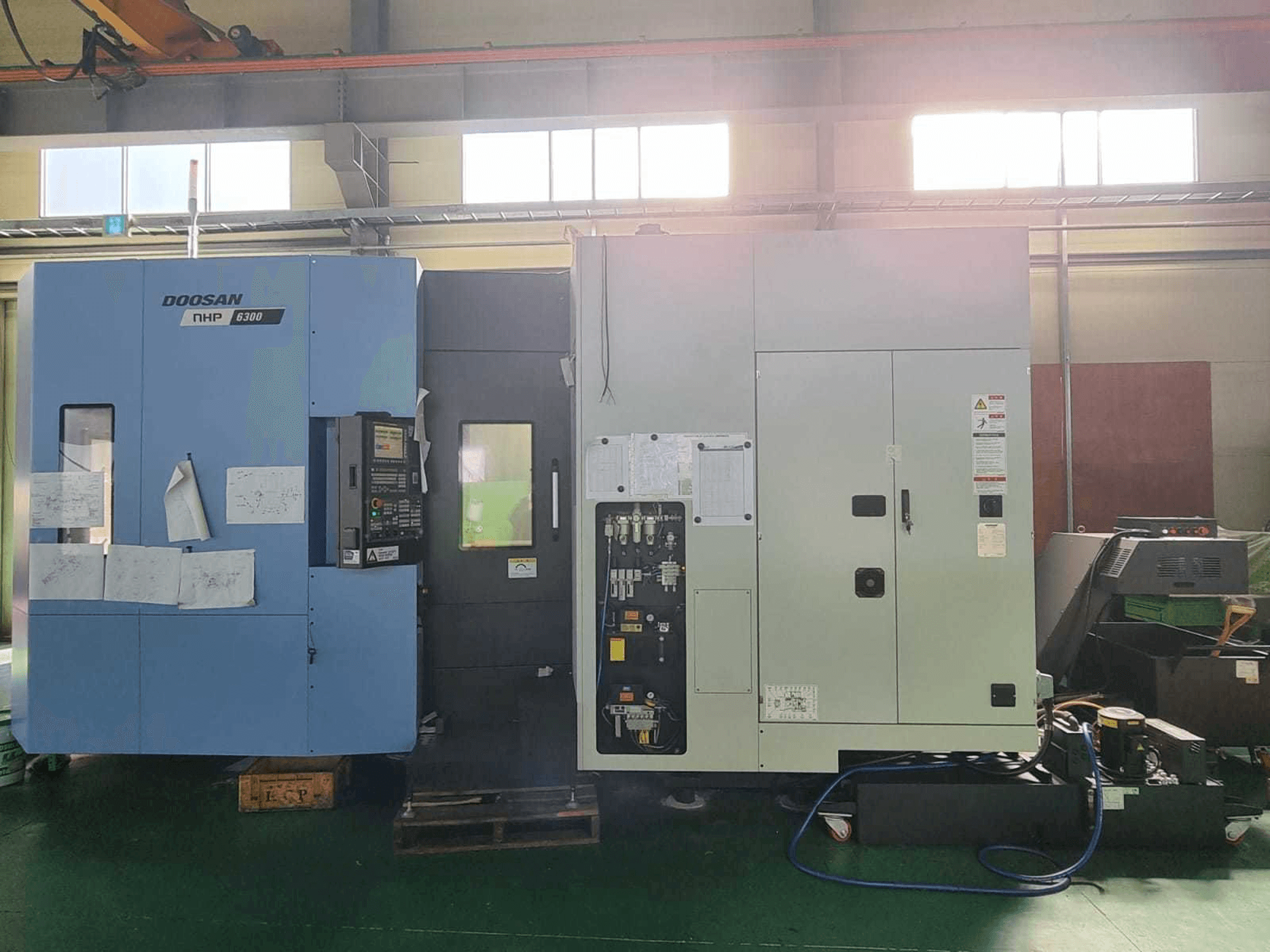 Frontansicht der Doosan NHP 6300 Maschine