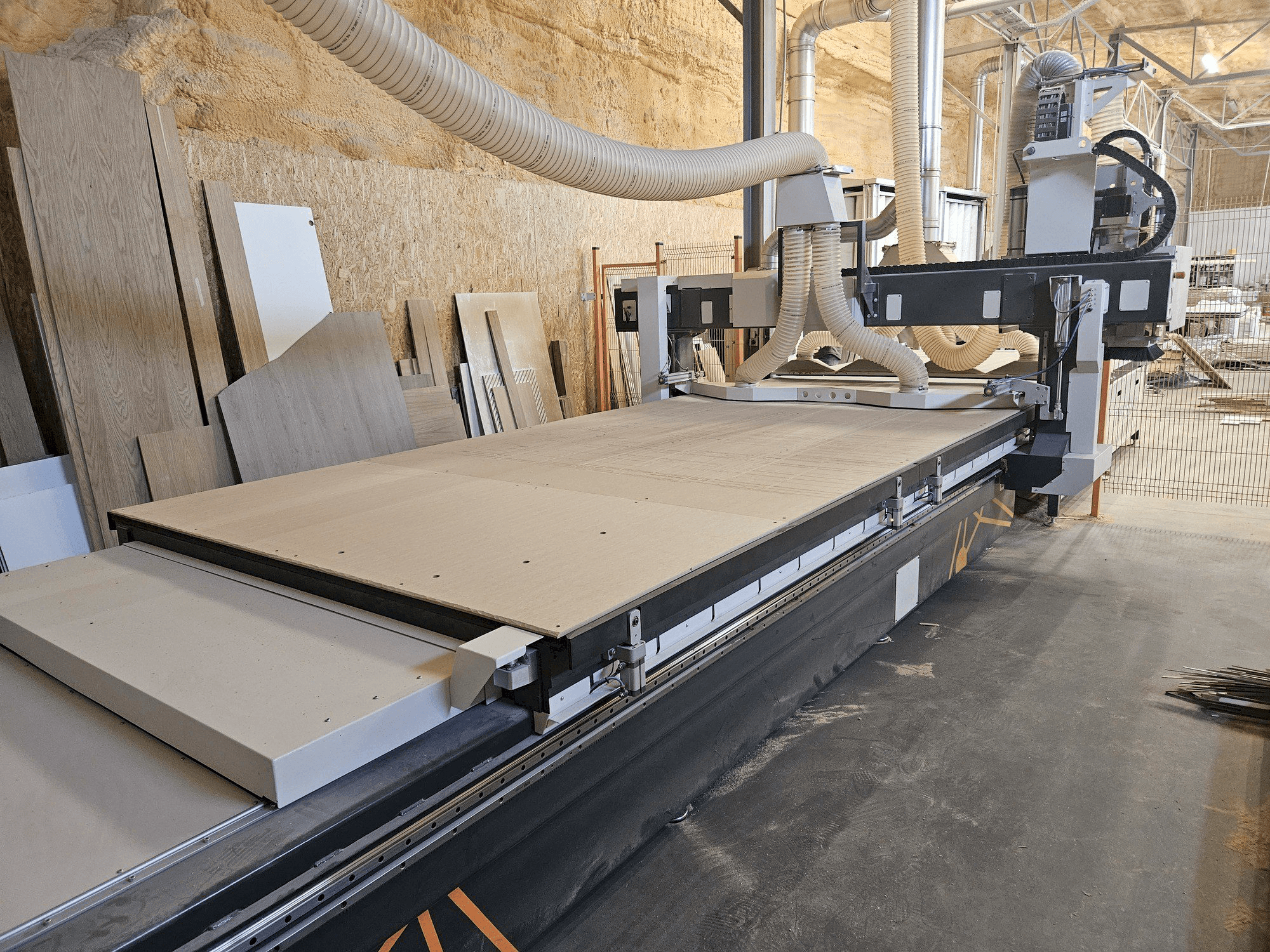 Frontansicht der INFOTEC 4121 PRO EVO Maschine