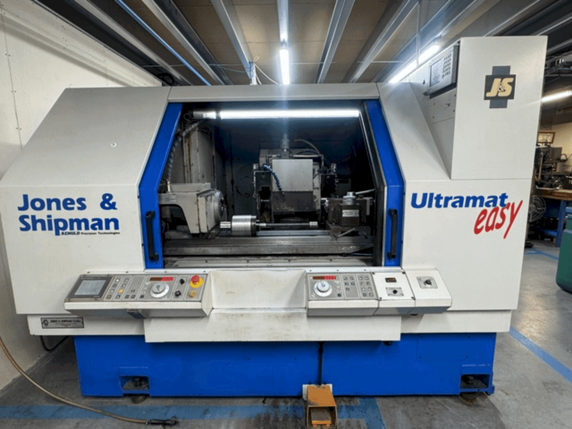 Frontansicht der Jones & Shipman ULTRAMAT EASY CNC Maschine