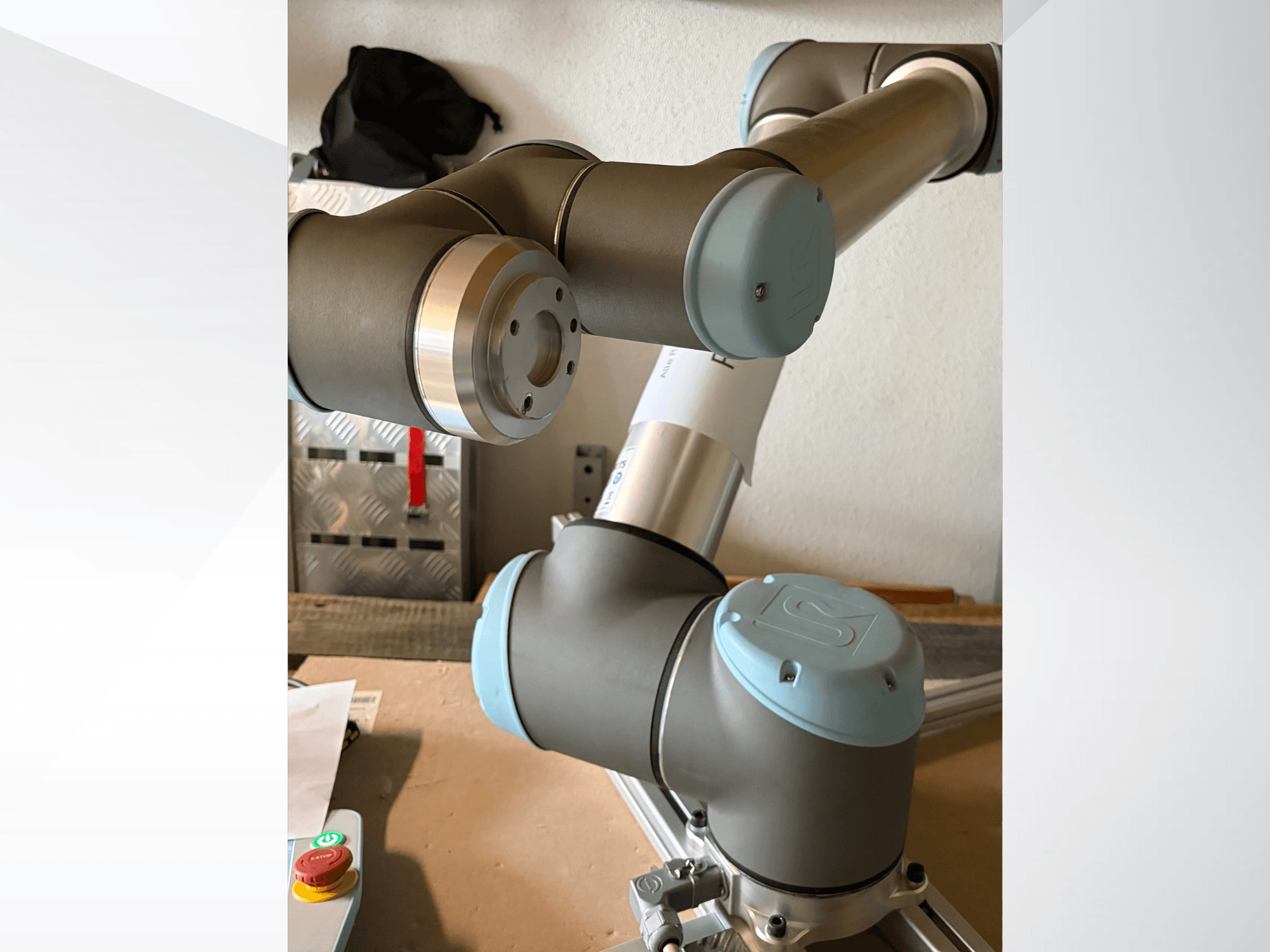 Seitenansicht eines UR10-Roboterarms von Universal Robots, mit Hervorhebung der Gelenke und grau-blauen Designelemente.