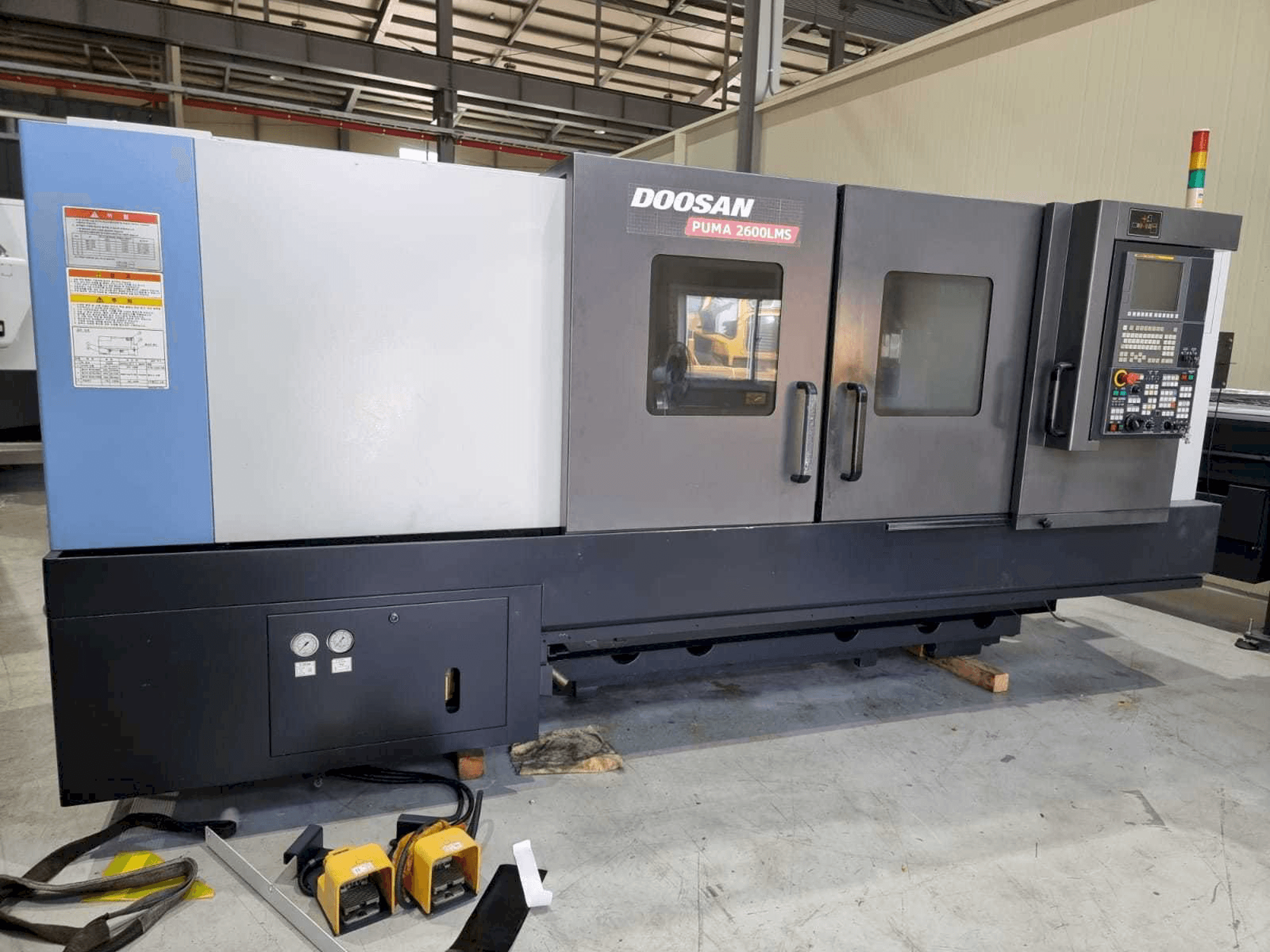 Frontansicht der Doosan PUMA 2600LMS Maschine