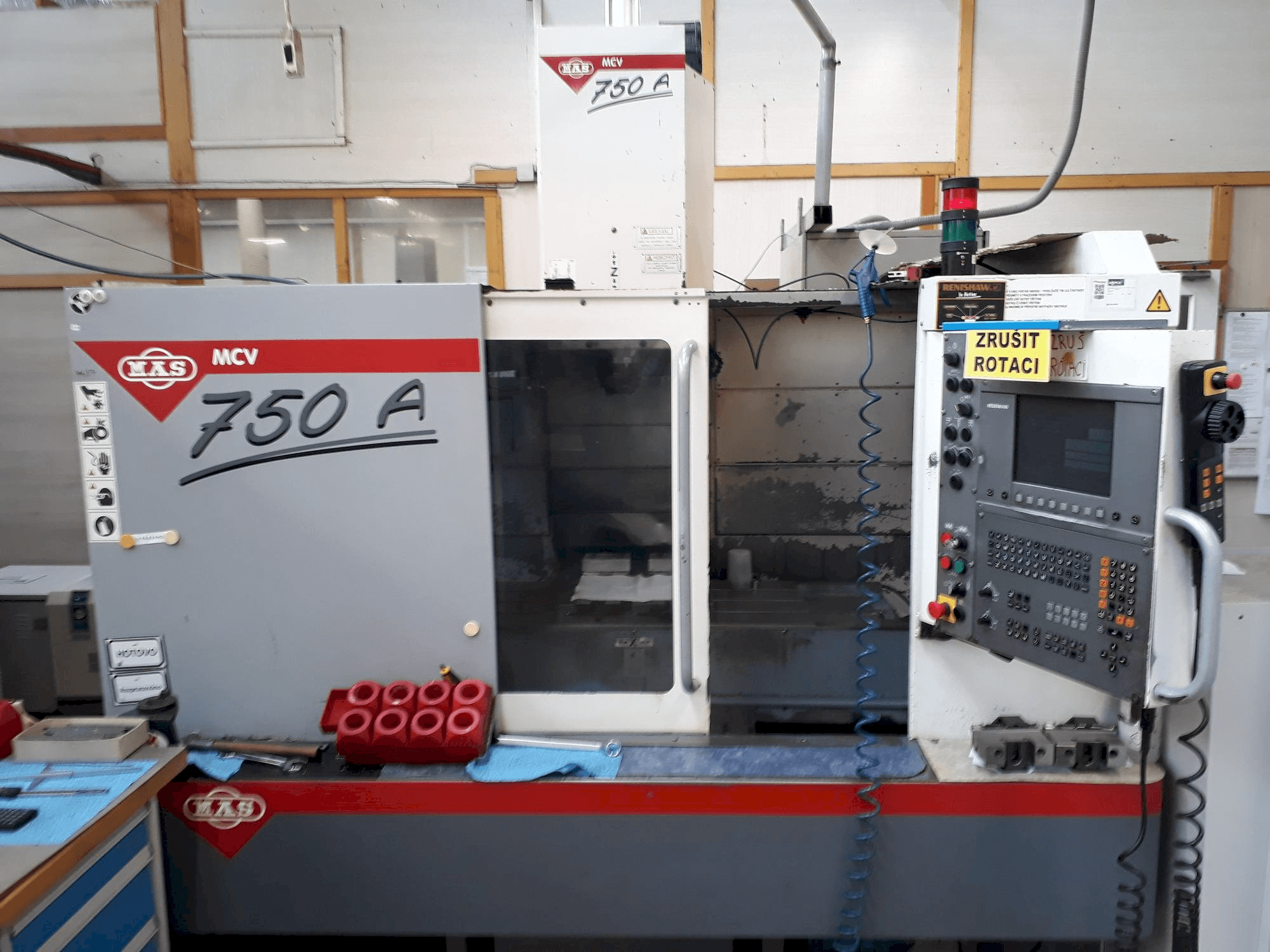 Frontansicht der KOVOSVIT MAS MCV 750A Maschine