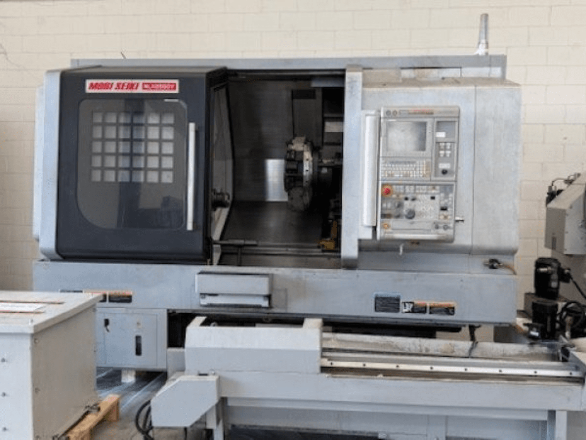 MORI SEIKI NLX 2500Y Horizontal-Drehmaschine, Vorderansicht, mit Bedienfeld und Arbeitsbereich.