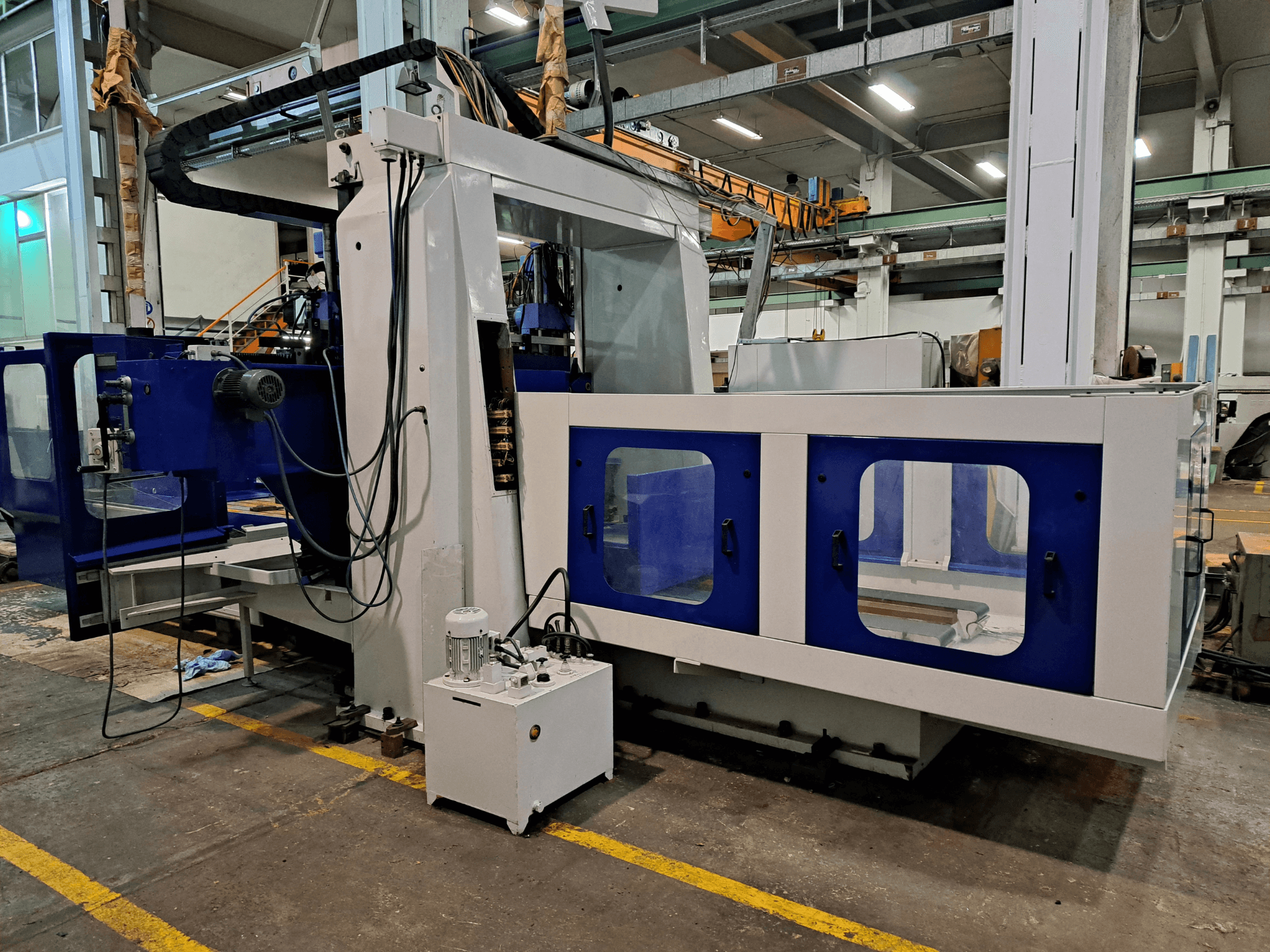 Eine DYE RHE-3000-Tischfräsmaschine in einer Werkstatt, Vorderansicht mit dem großen blau-weißen Gestell und dem Bedienfeld.