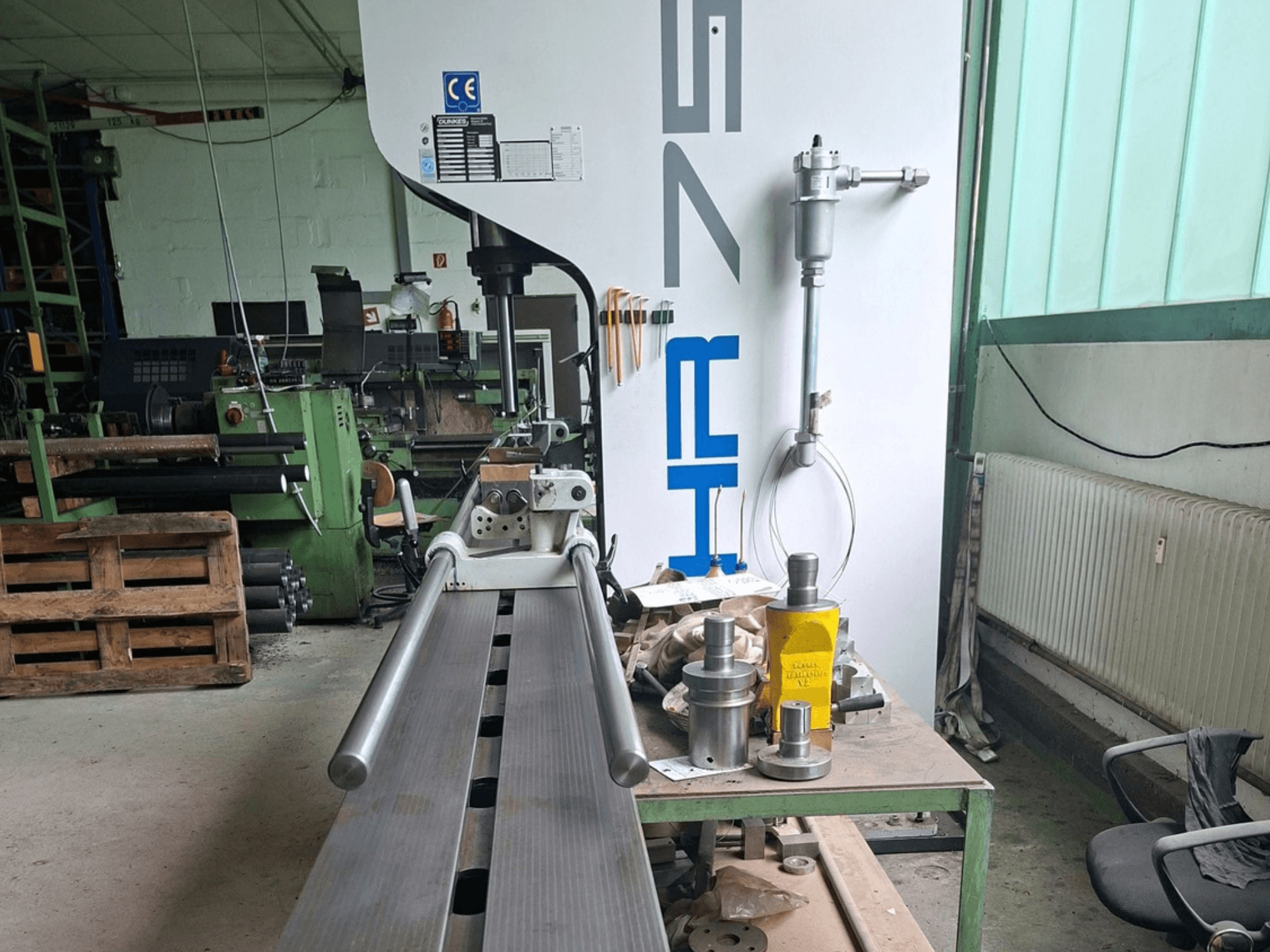 Dunkes HR75 Metallpresse in der Werkstatt, Seitenansicht mit Profil und den umliegenden Werkzeugen auf dem Tisch.