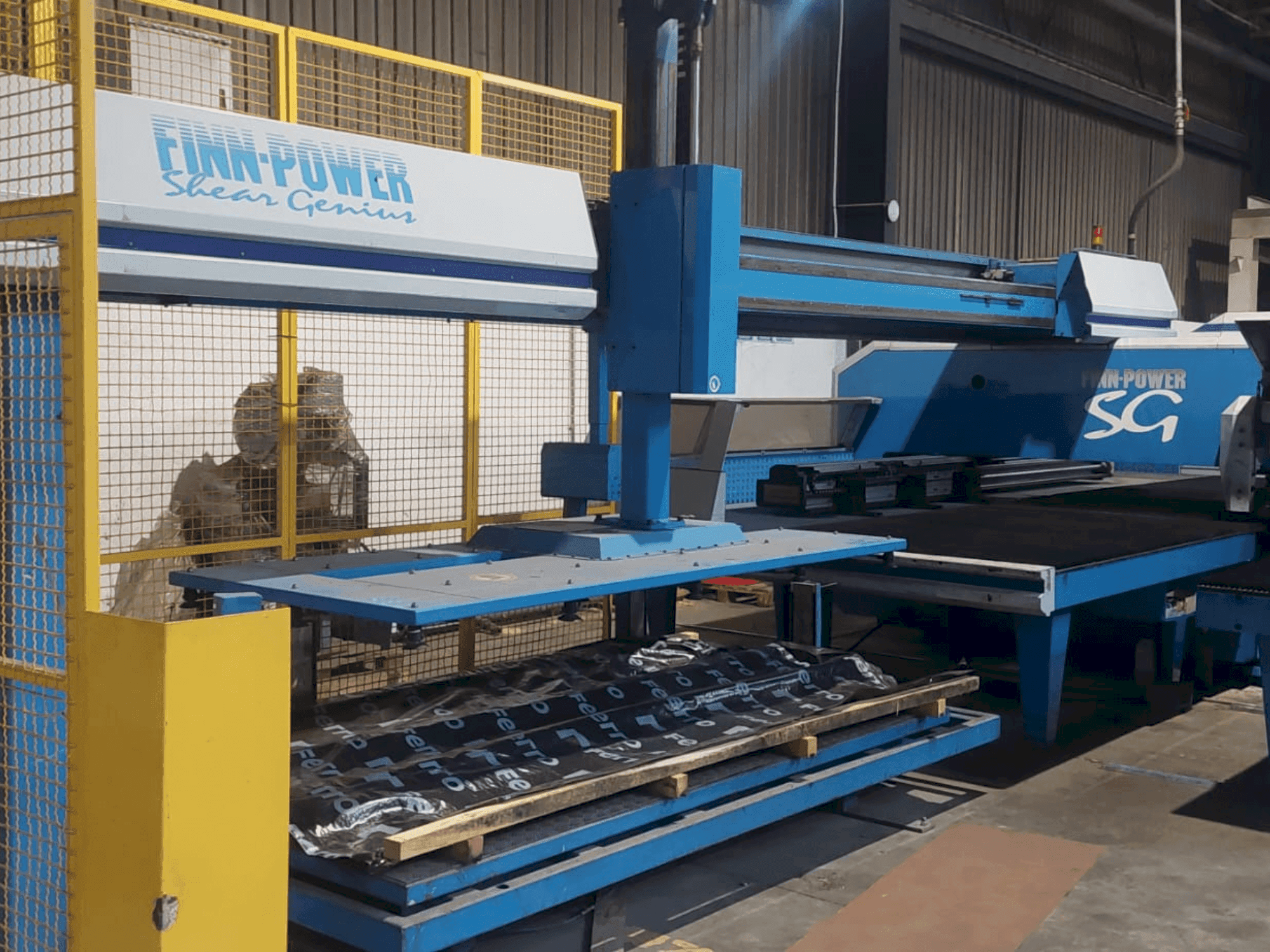 Frontansicht der Finn-Power Shear Genius TRS 6 SBU Maschine