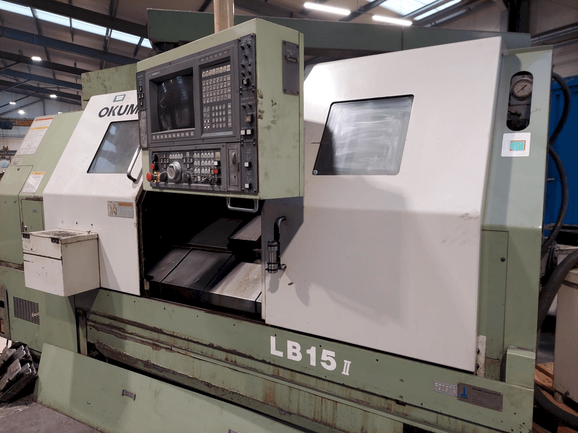 Frontansicht der Okuma LB15 Maschine