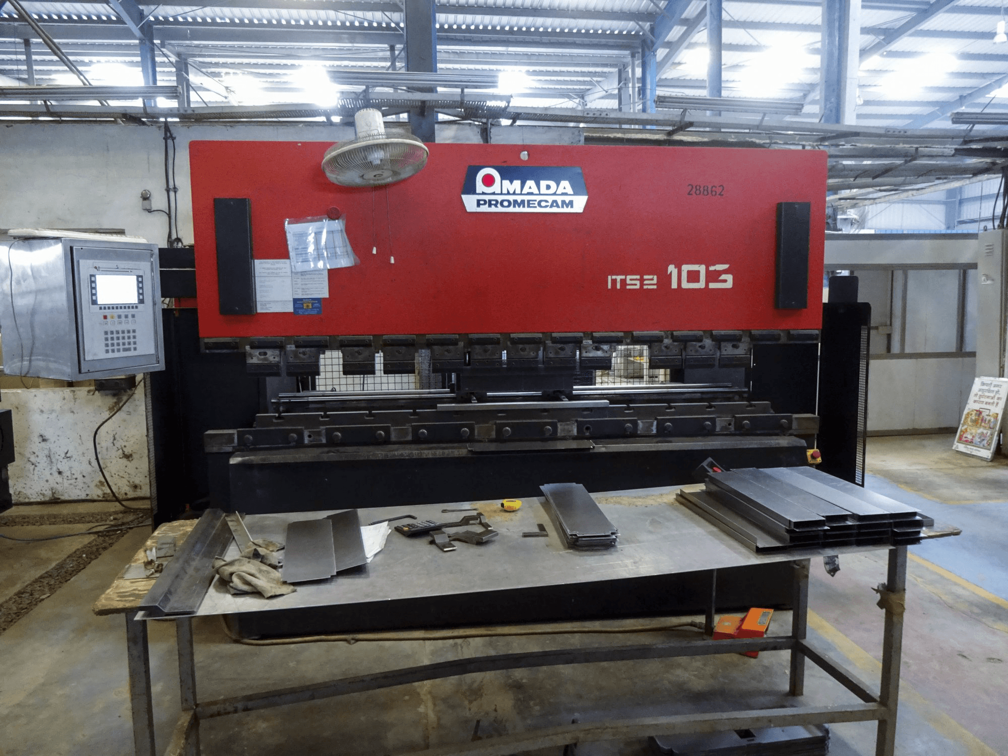 Frontansicht der AMADA IT S2 103 Maschine