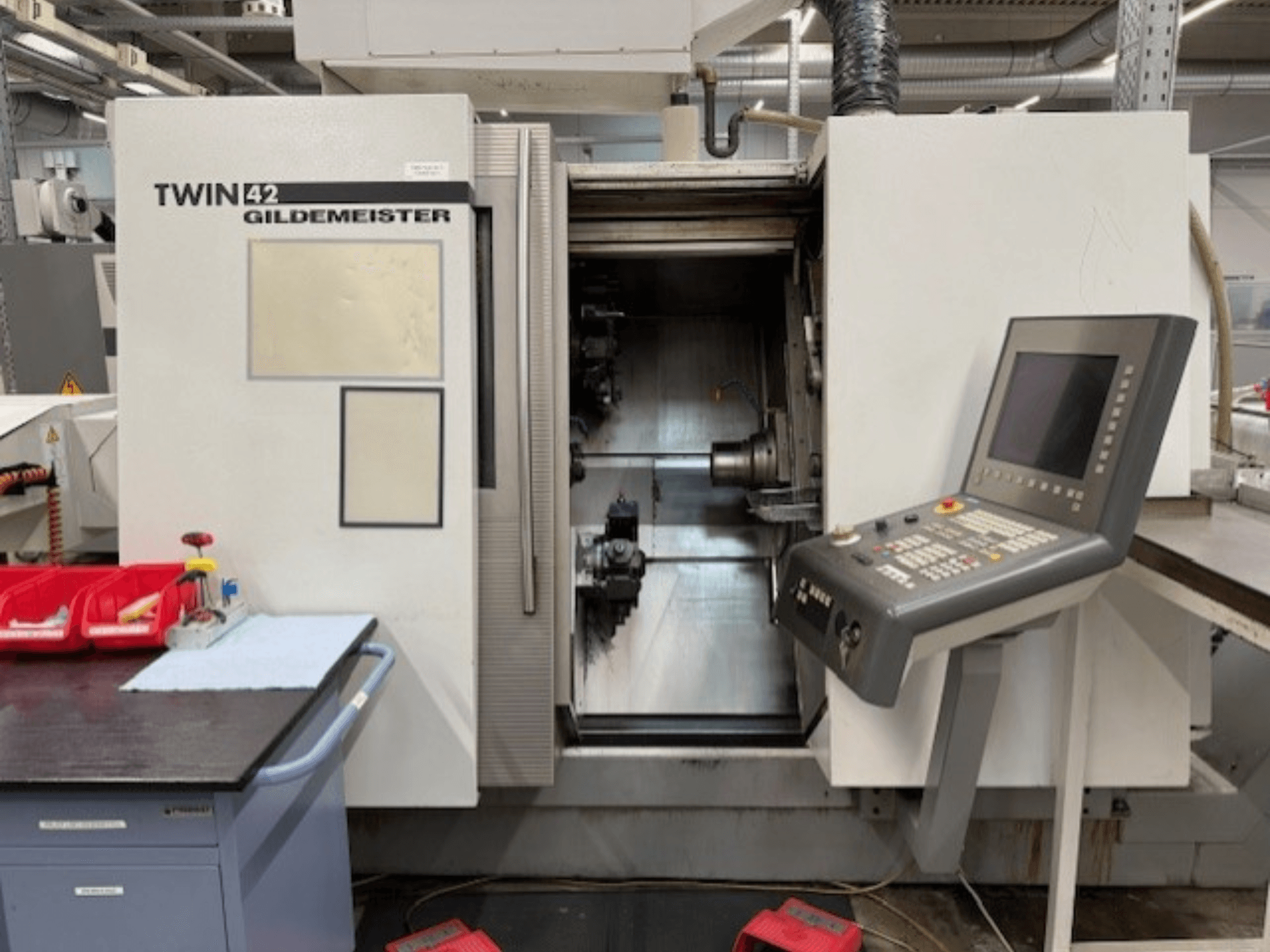 Gildemeister TWIN 42 Horizontal-Drehmaschine; Vorderansicht mit Bedienfeld und geöffneter Spindelkammer.