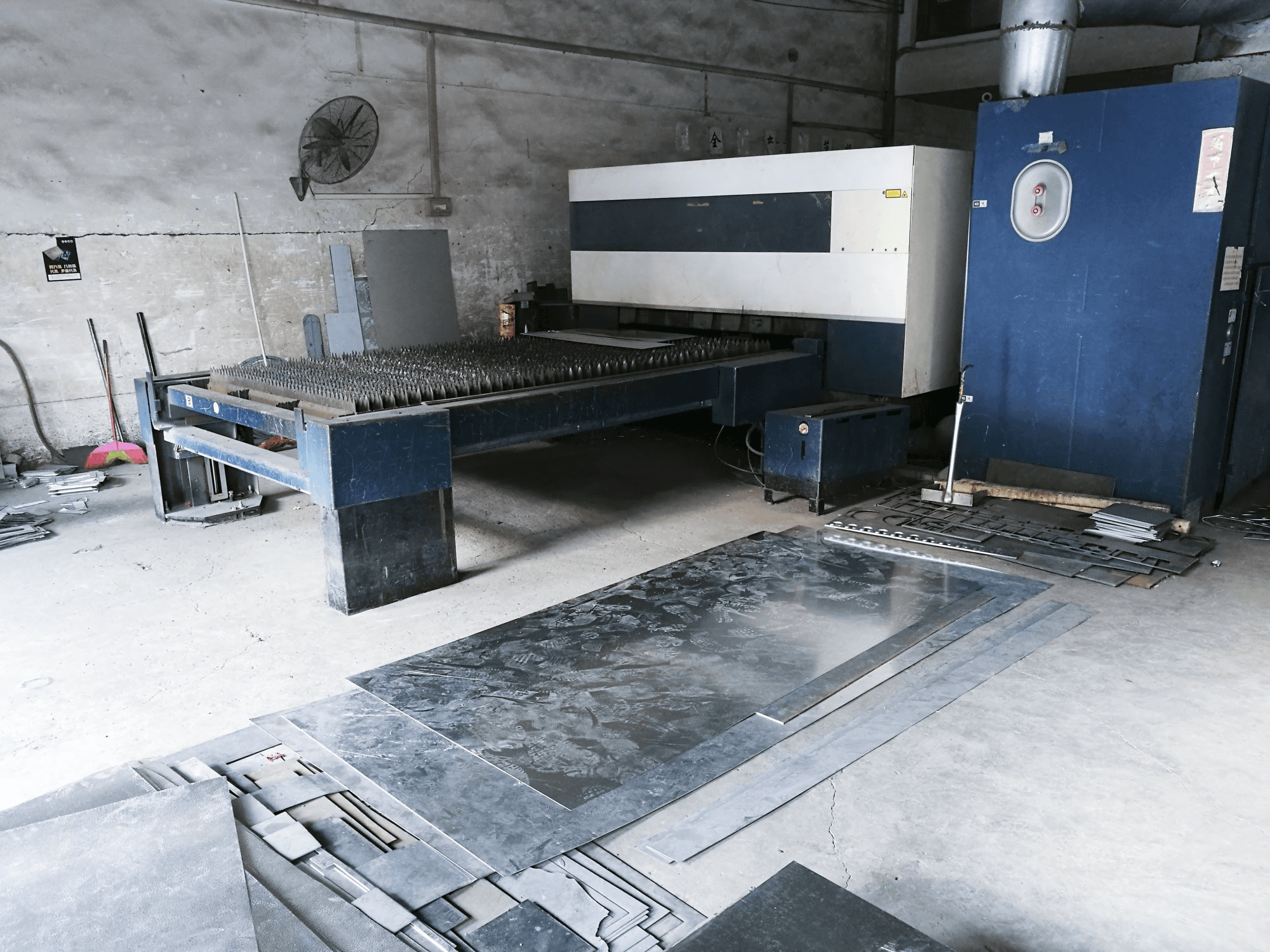 Rechte Tischansicht der Trumpf TruLaser 3030 Maschine