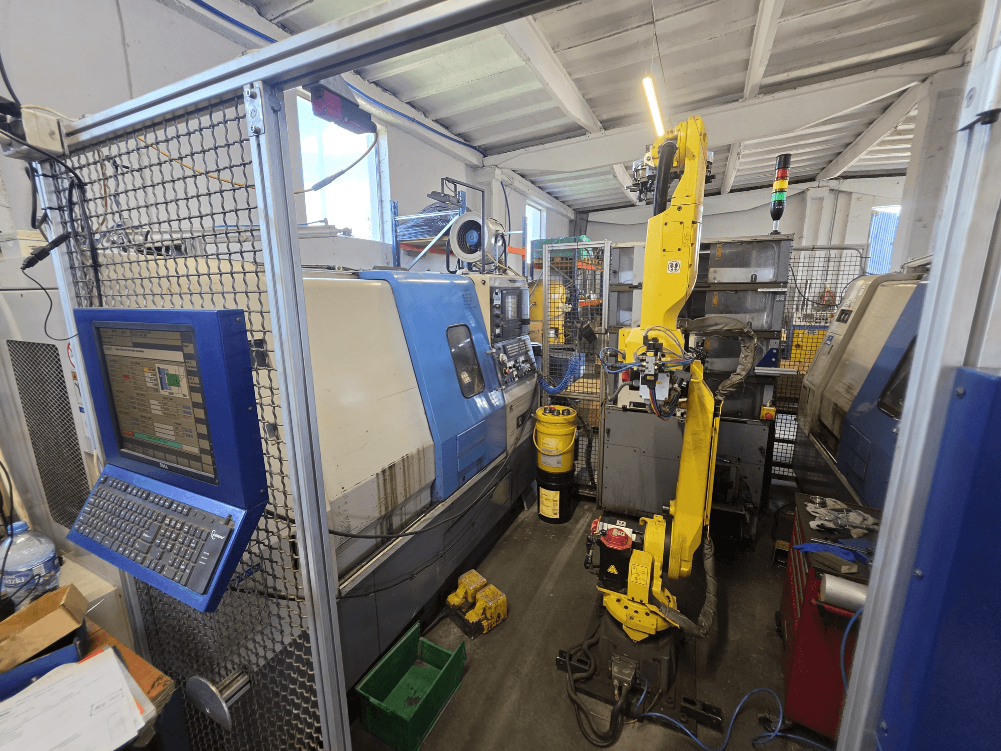 Horizontaldrehmaschine Hyundai HIT-200C mit FANUC M-20iA-Roboter, Vorderansicht mit Bedienoberfläche und Maschinenkonfiguration.
