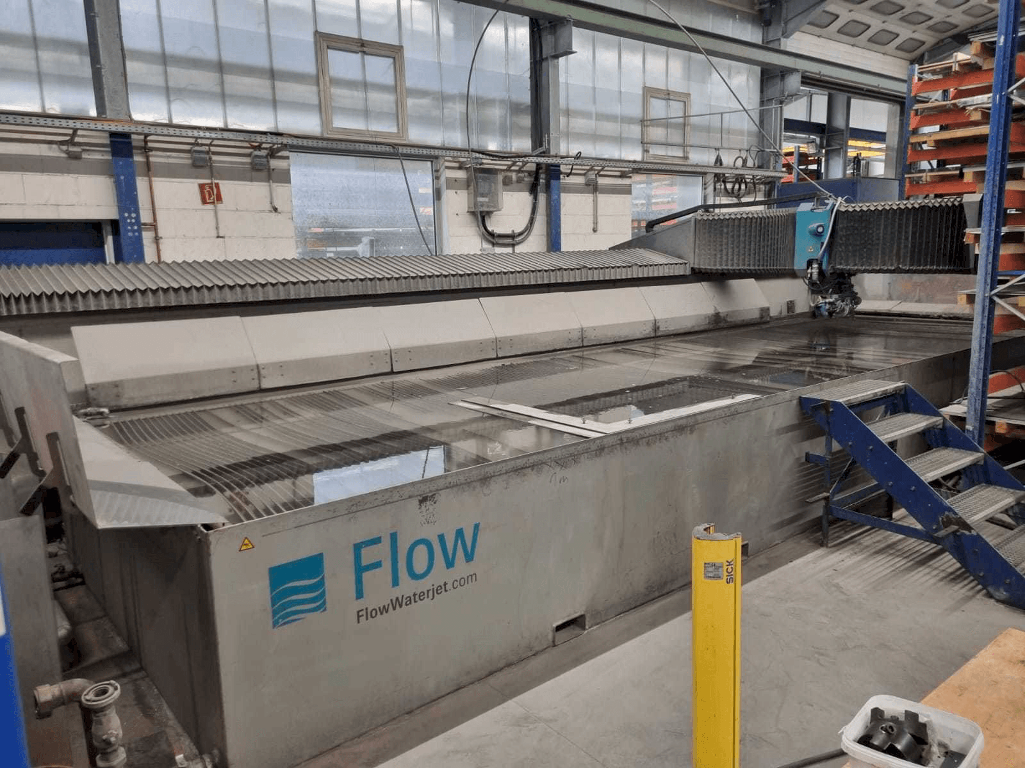 Frontansicht der Flow ADS 24/ll Maschine