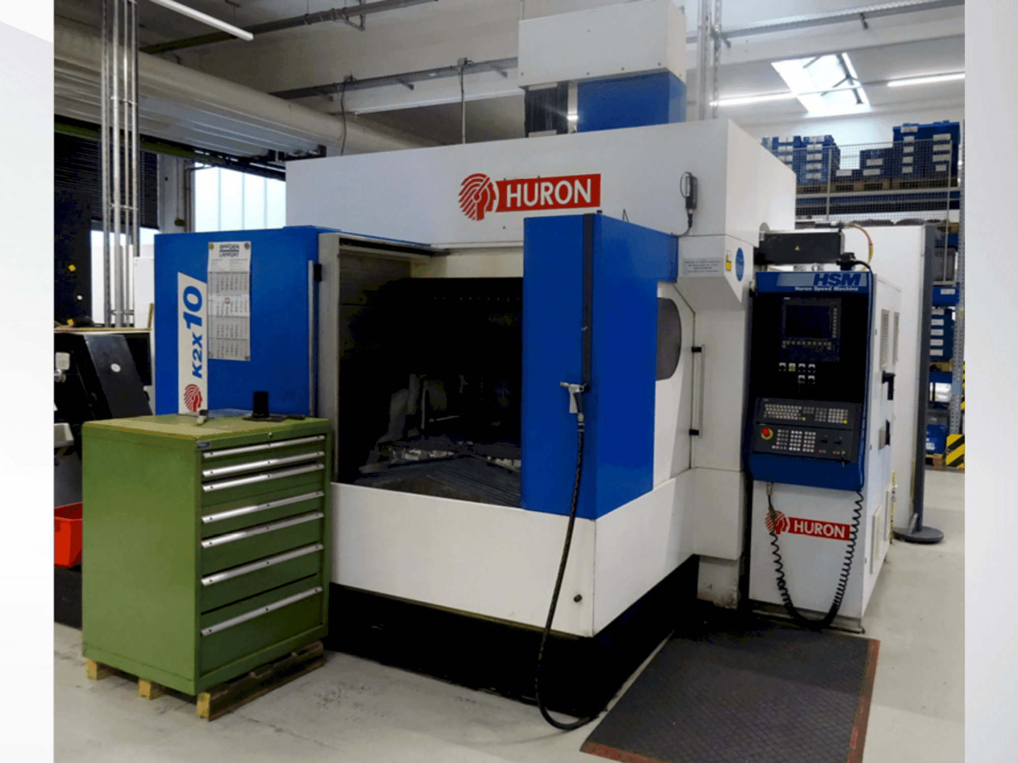 Frontansicht der Huron K2X 10 Maschine