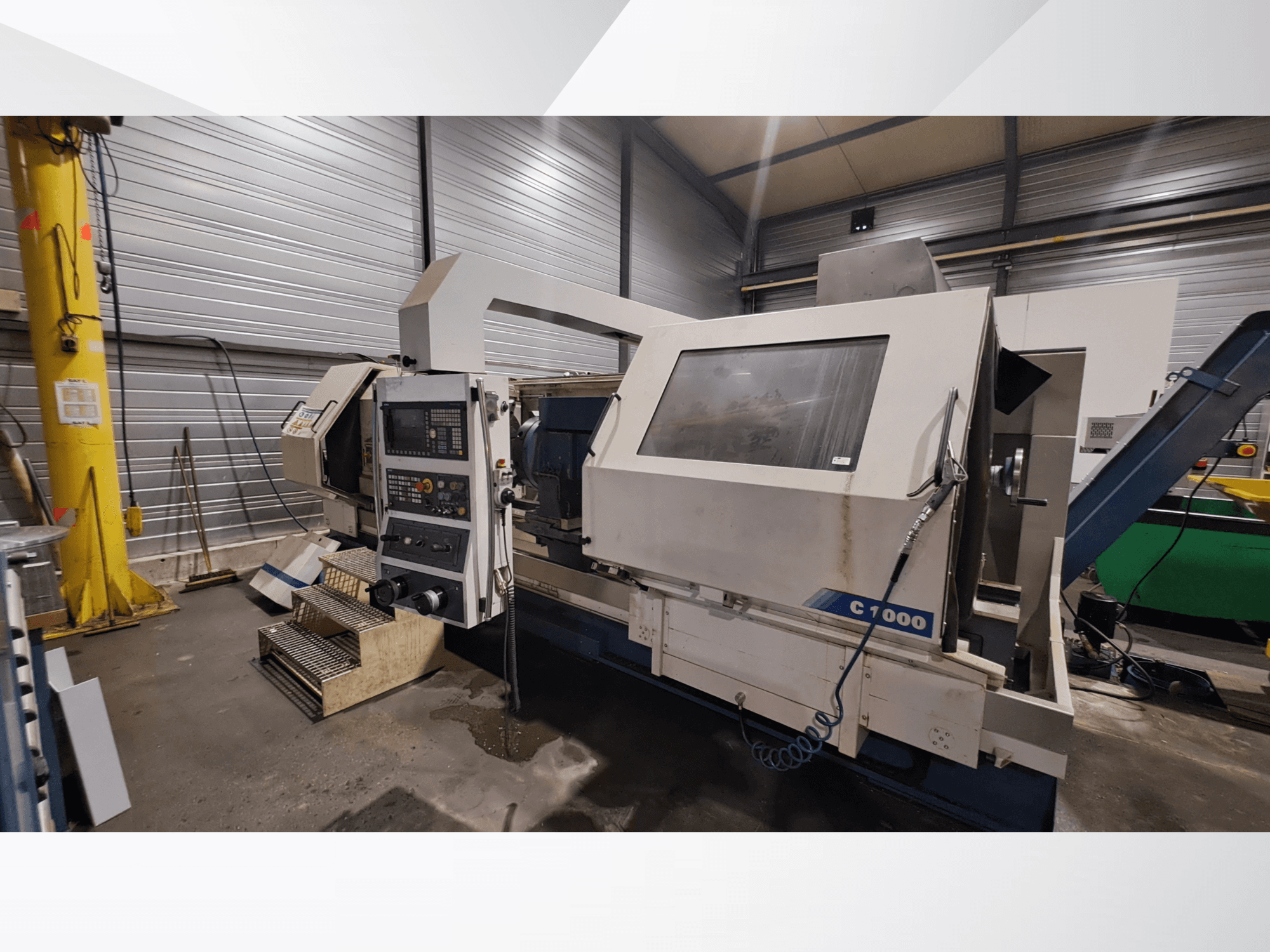 Romi C1000 Horizontal-Drehmaschine in einer Werkstatt, mit Bedienfeld, Spindel und Betriebskomponenten in der Seitenansicht.