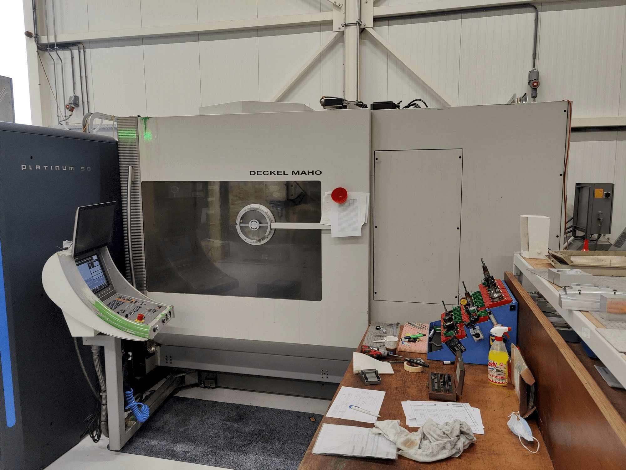 Frontansicht der DMU 80P HD Maschine