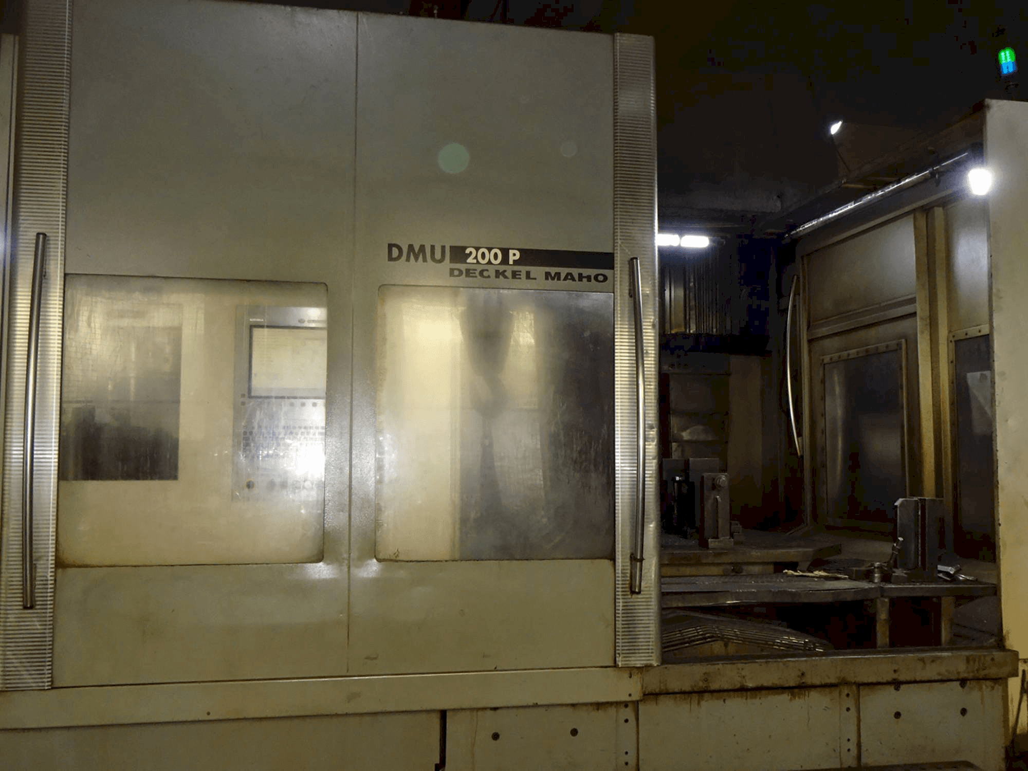 Frontansicht der DECKEL MAHO DMU 200P Maschine