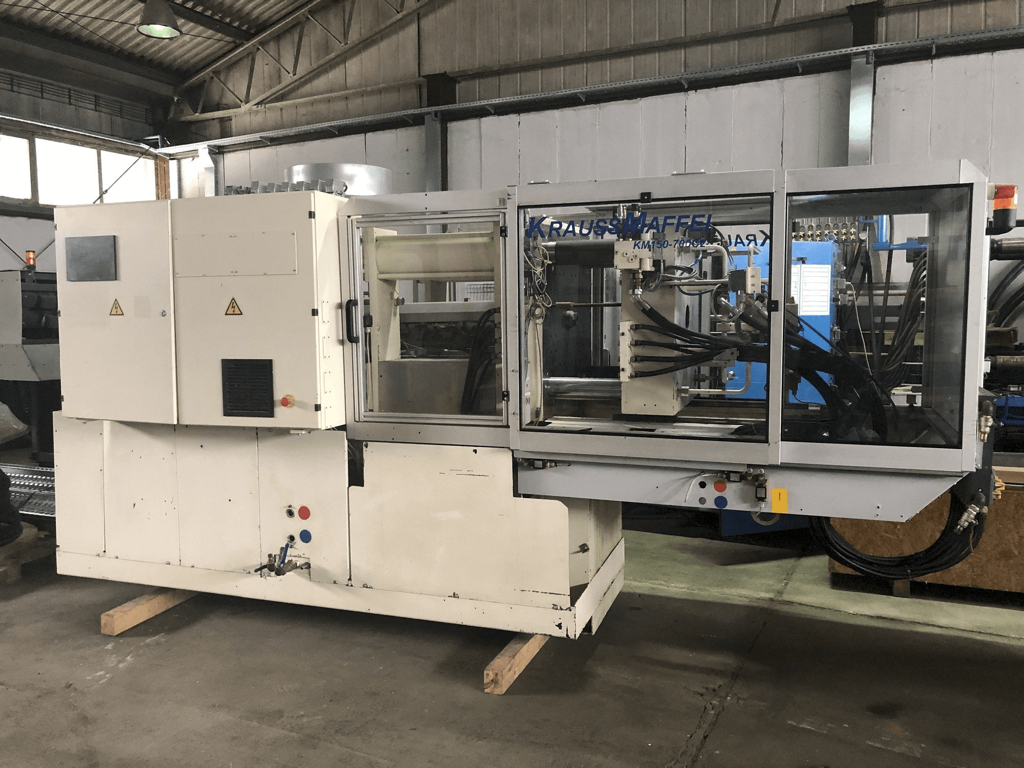 Frontansicht der Krauss Maffei 150-700 C2 Maschine