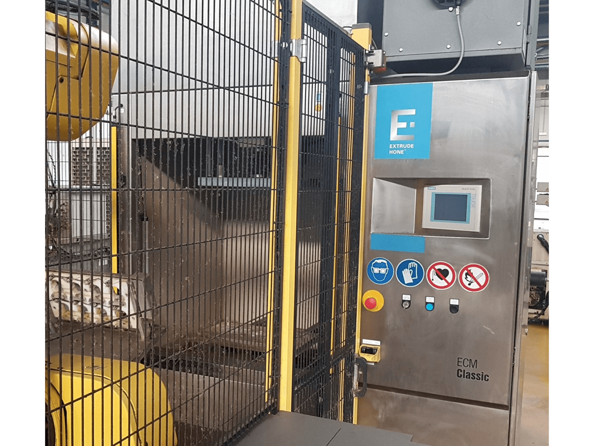 Frontansicht der Extrude Hone Classic 1A-450-43-P-M Maschine