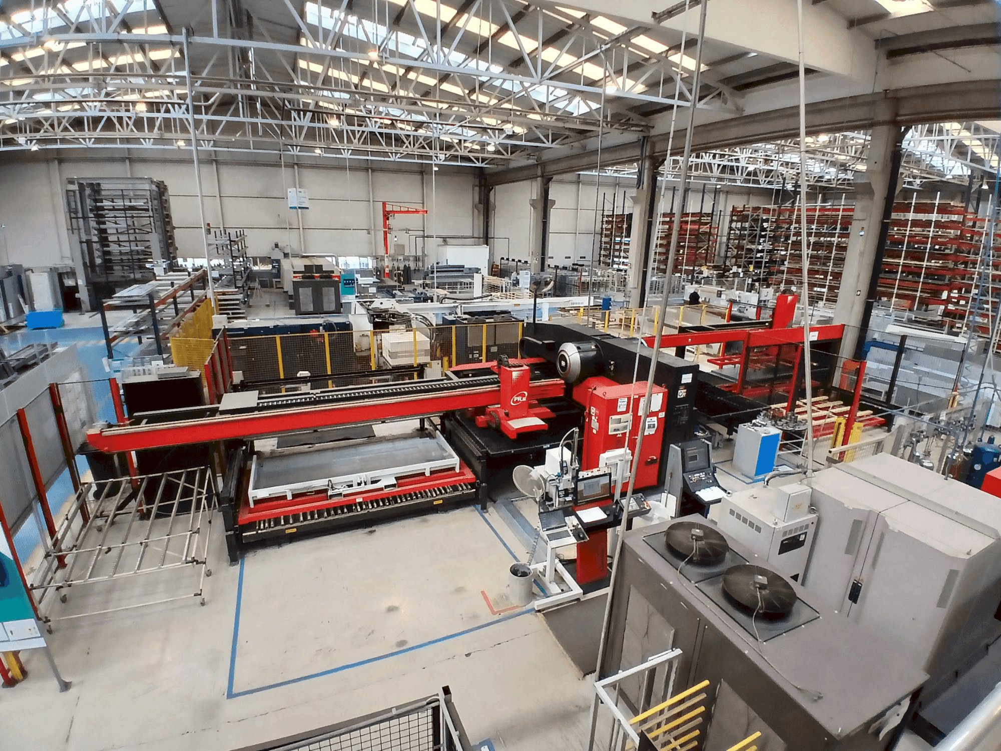 Frontansicht der AMADA EMZ 3612 M2 Maschine