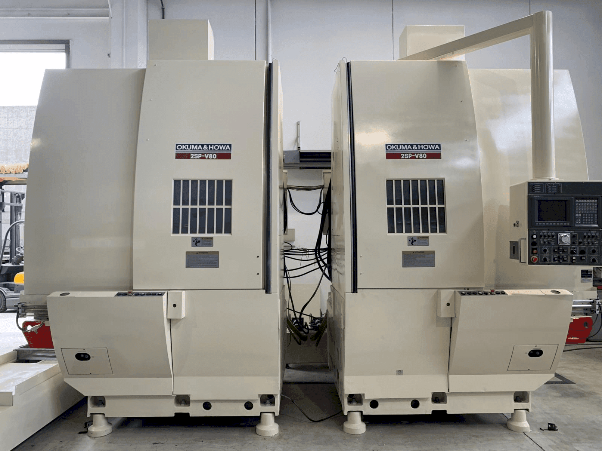 Frontansicht der Okuma 2SP-V80 Maschine