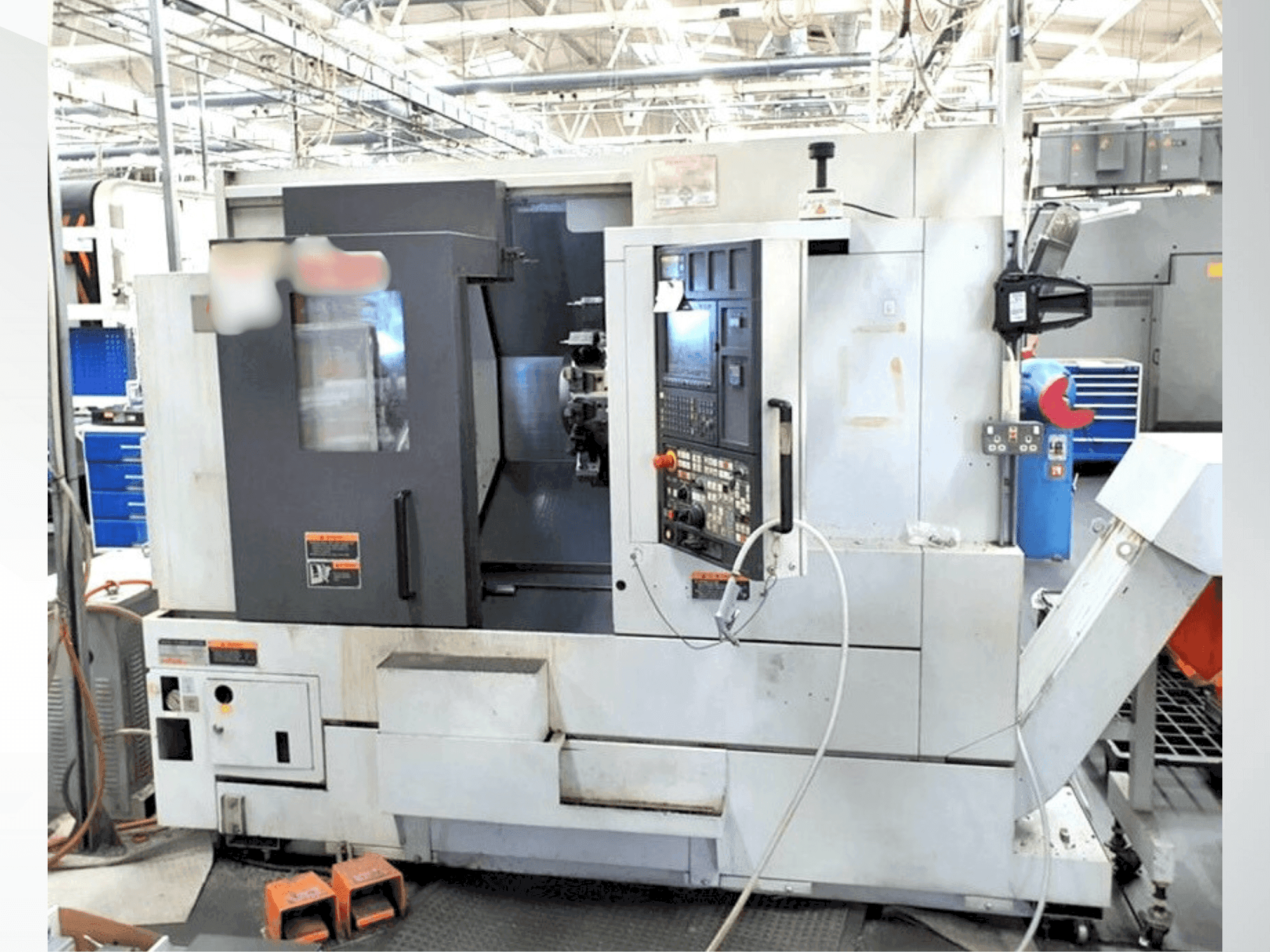 Frontansicht der MORI SEIKI NL2000Y Maschine