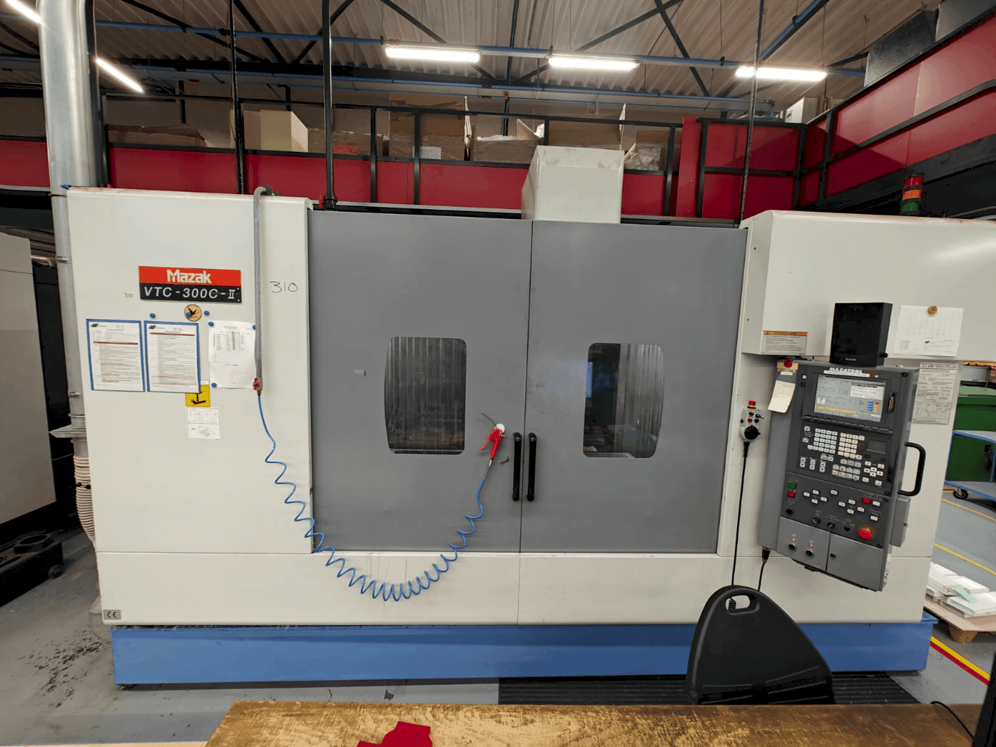Frontansicht der Mazak VTC-300C Maschine