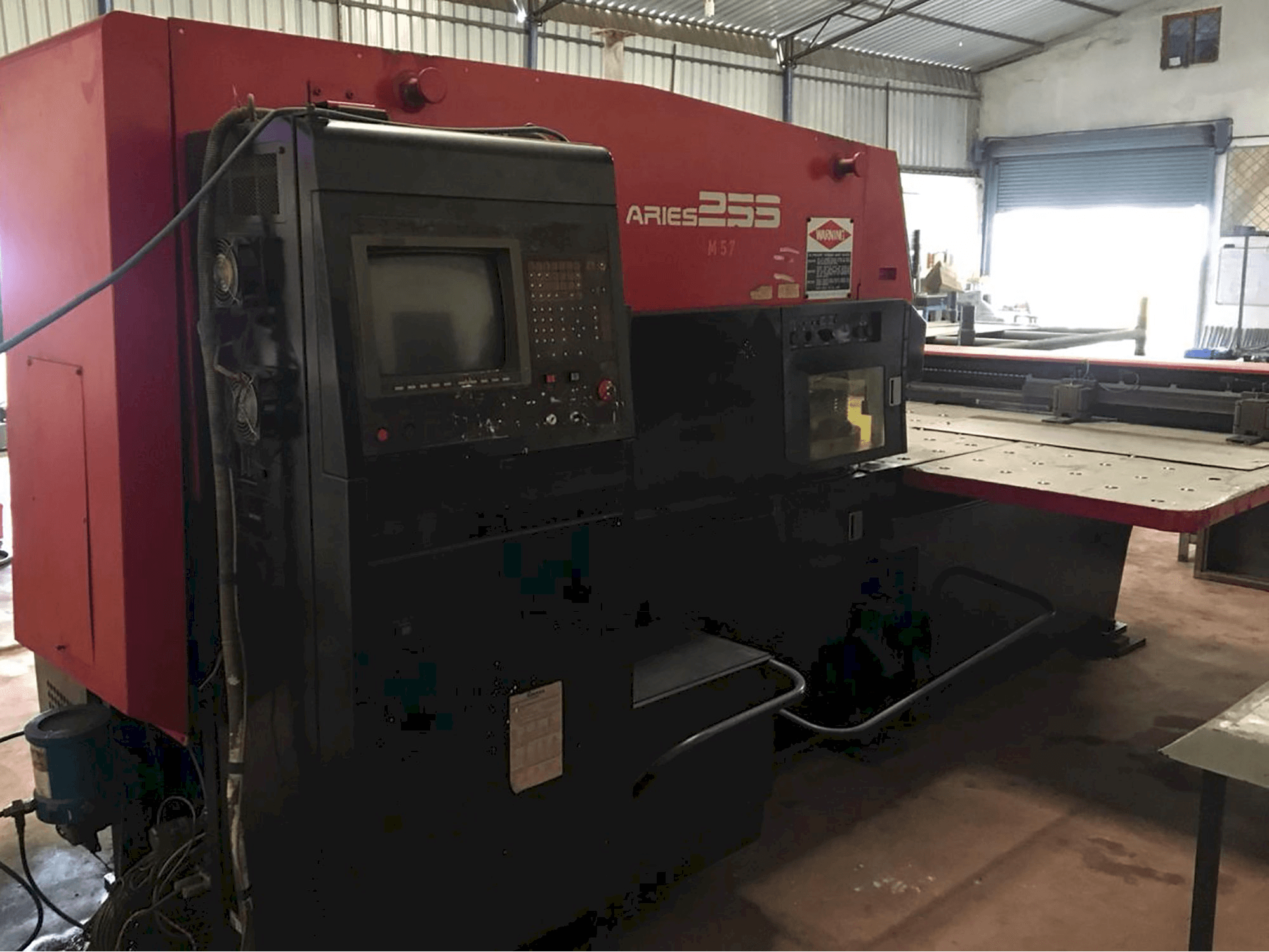Linke Ansicht der AMADA ARIES 255 Maschine