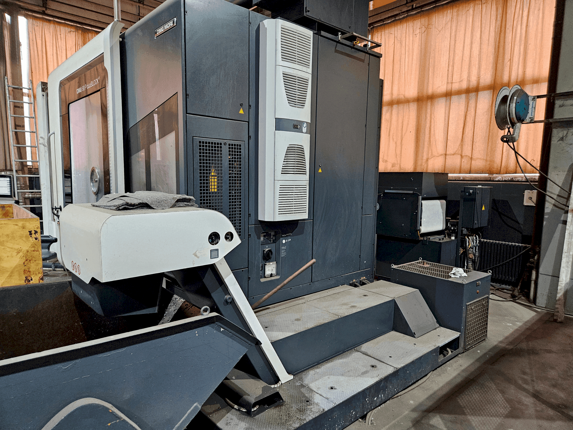 Frontansicht der DMG MORI DMU 80 P duoBLOCK Maschine