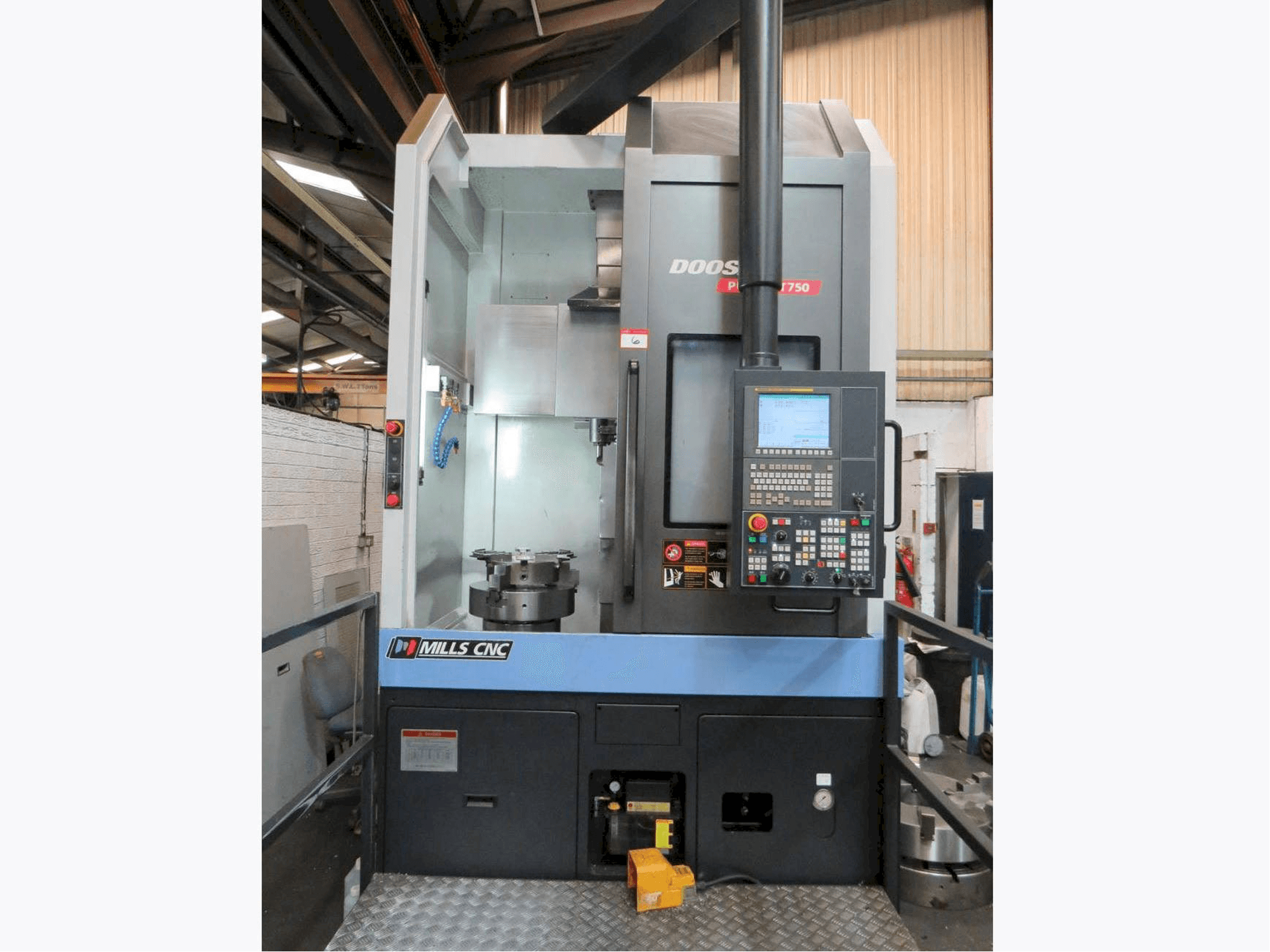 Frontansicht der Doosan Puma VT-750 Maschine