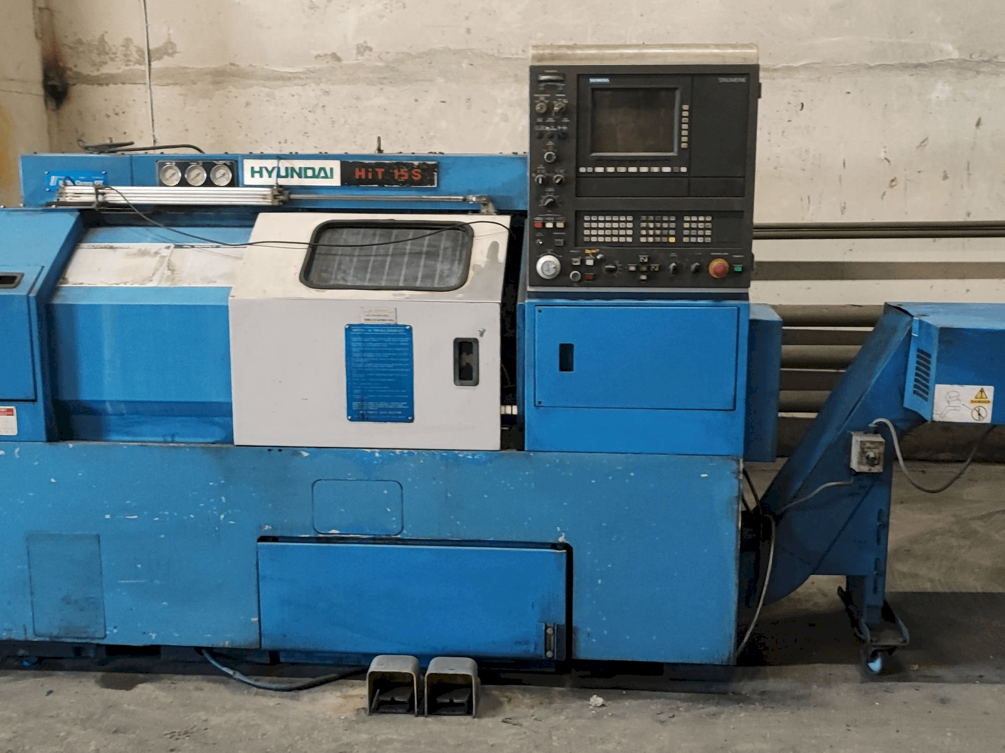 Frontansicht der Hyundai HIT15s Maschine