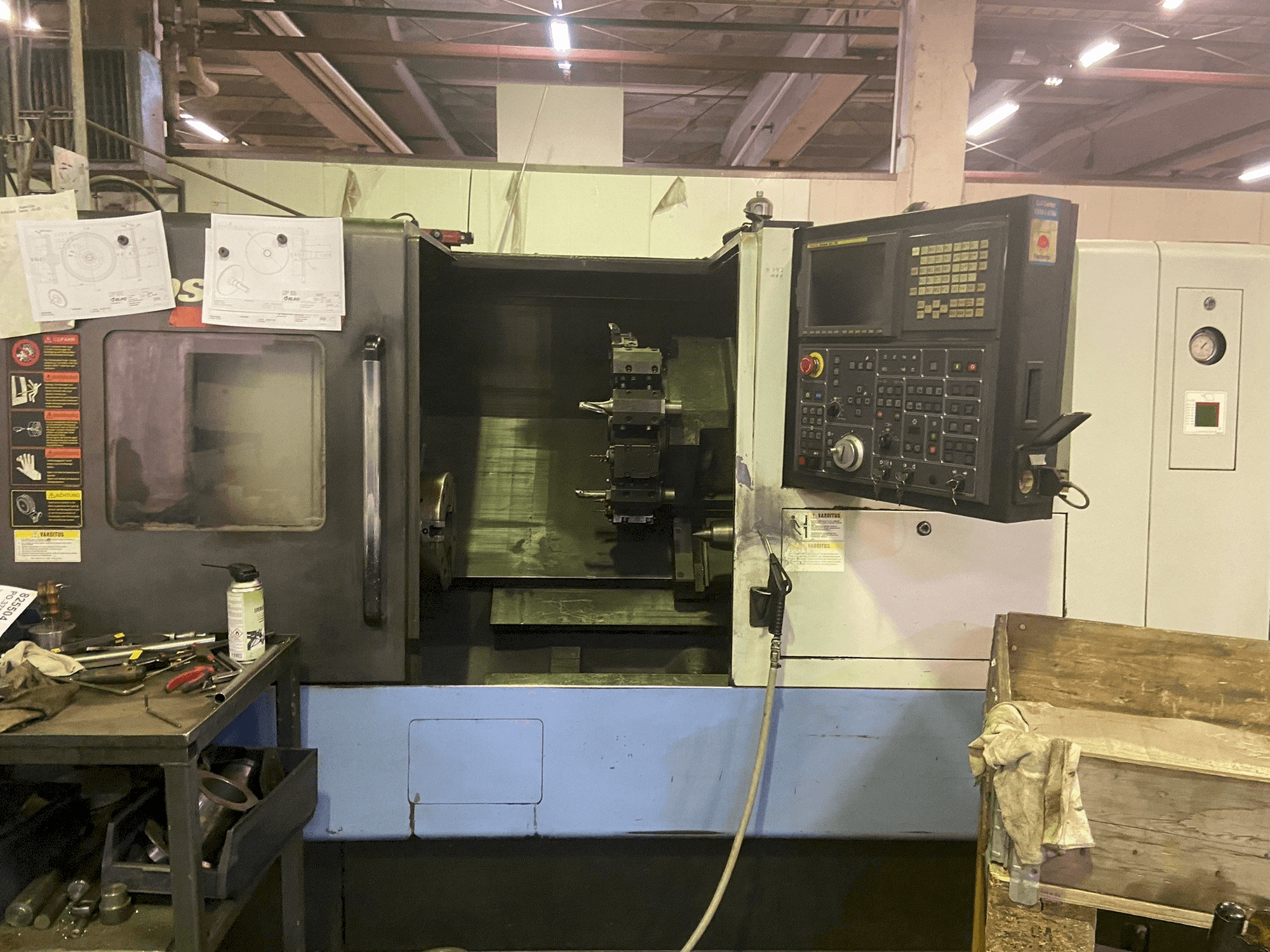 Frontansicht der DAEWOO Puma 300 MC Maschine