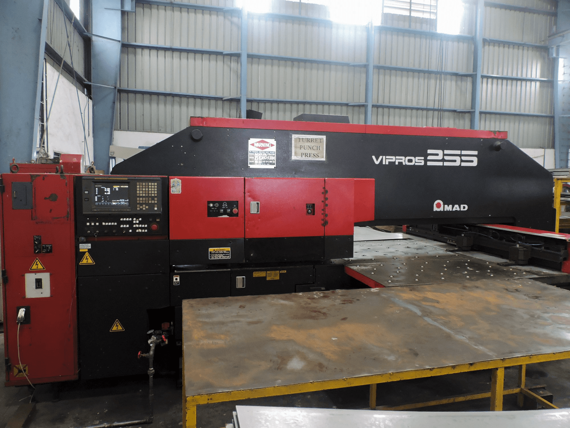 Frontansicht der AMADA Vipros 255 Maschine