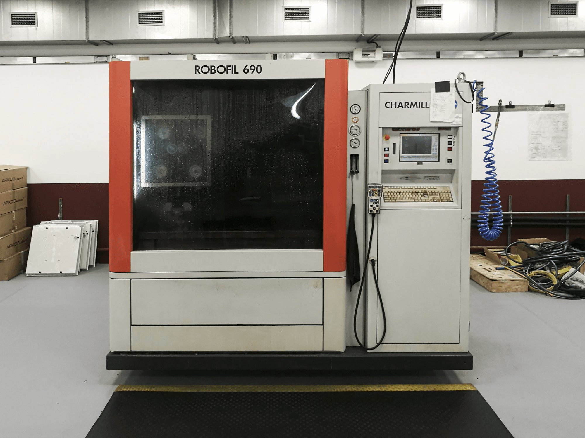 Vorderansicht der CHARMILLES ROBOFIL 690 Maschine