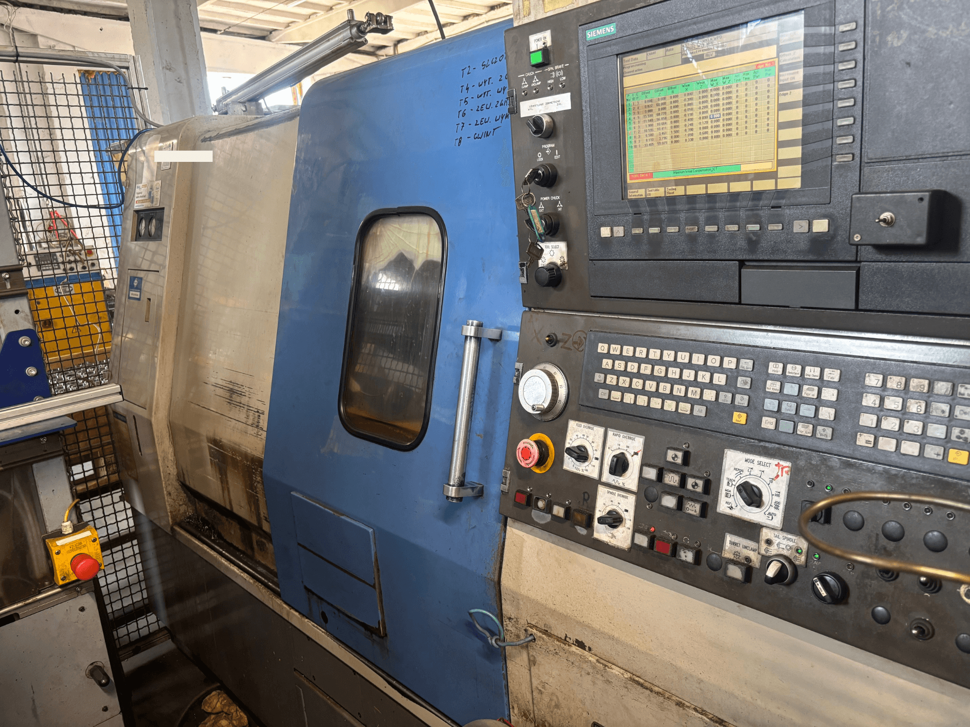 Horizontaldrehmaschine Hyundai HIT-200C, Vorderansicht, mit einem Siemens-Bedienfeld und Bedientasten.