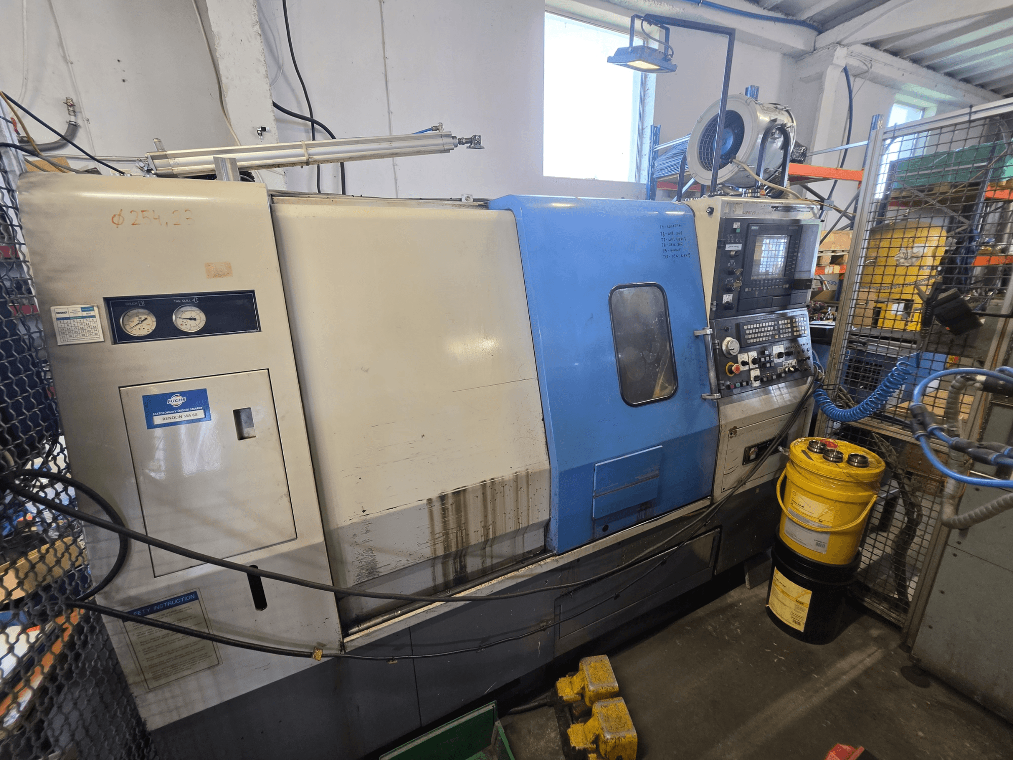 Horizontaldrehmaschine Hyundai HIT-200C, Vorderansicht; zu sehen sind das Bedienfeld, die Anzeigen und die Sicherheitshinweise.