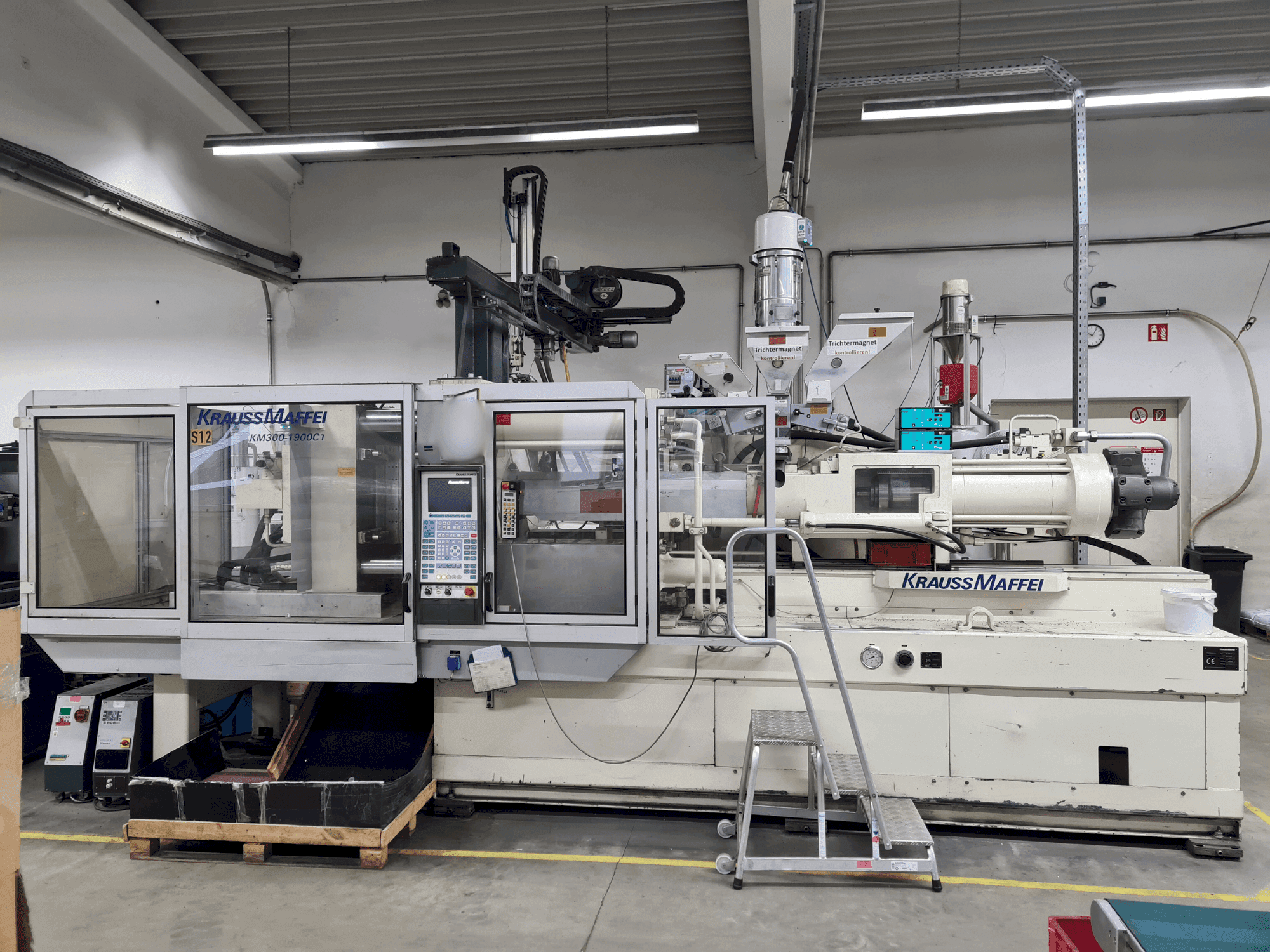 Frontansicht der Krauss Maffei 300-1900 C1 Maschine