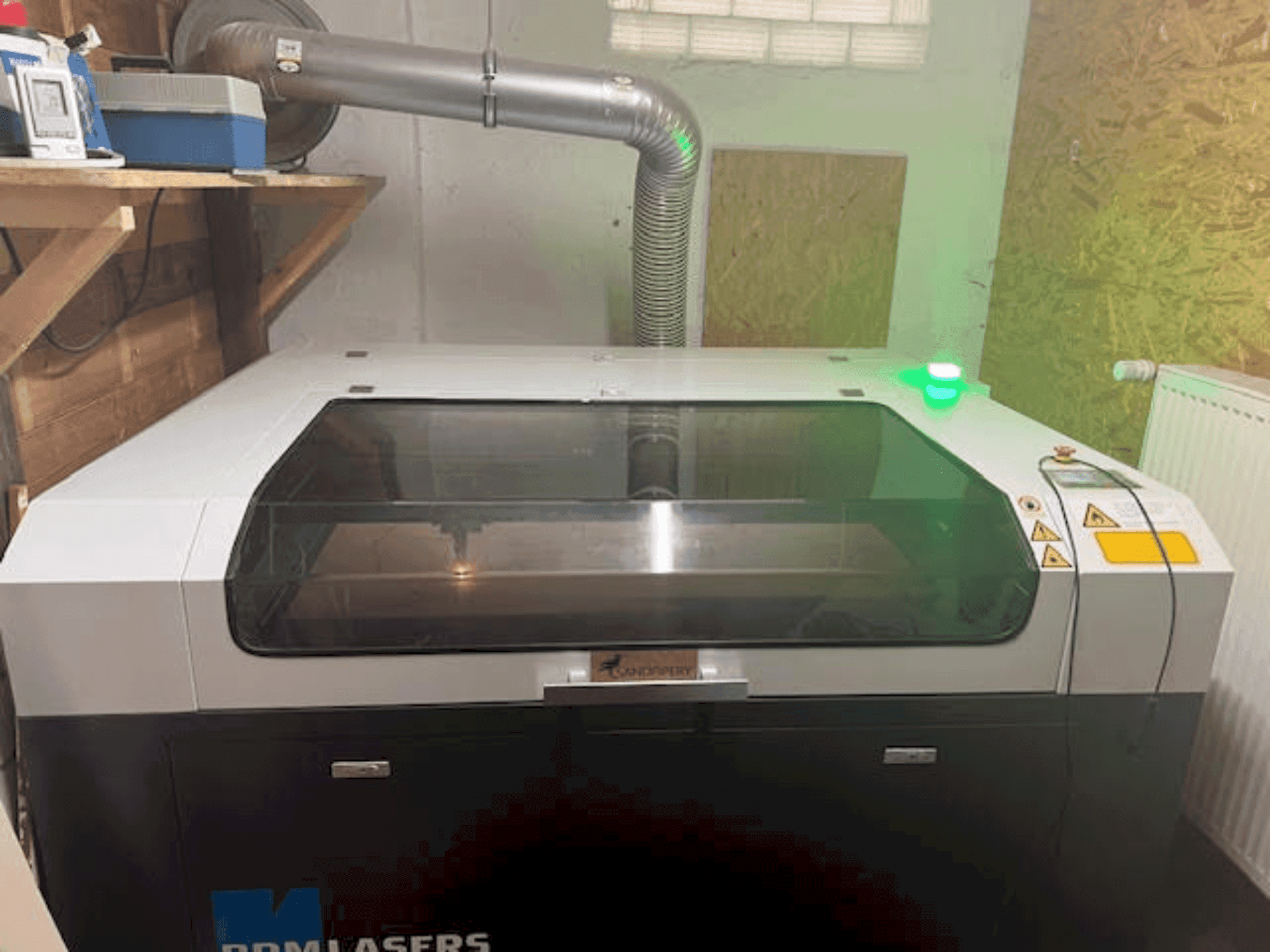 Frontansicht der BRM Lasers 90130 - 100 Watt CO2 Maschine