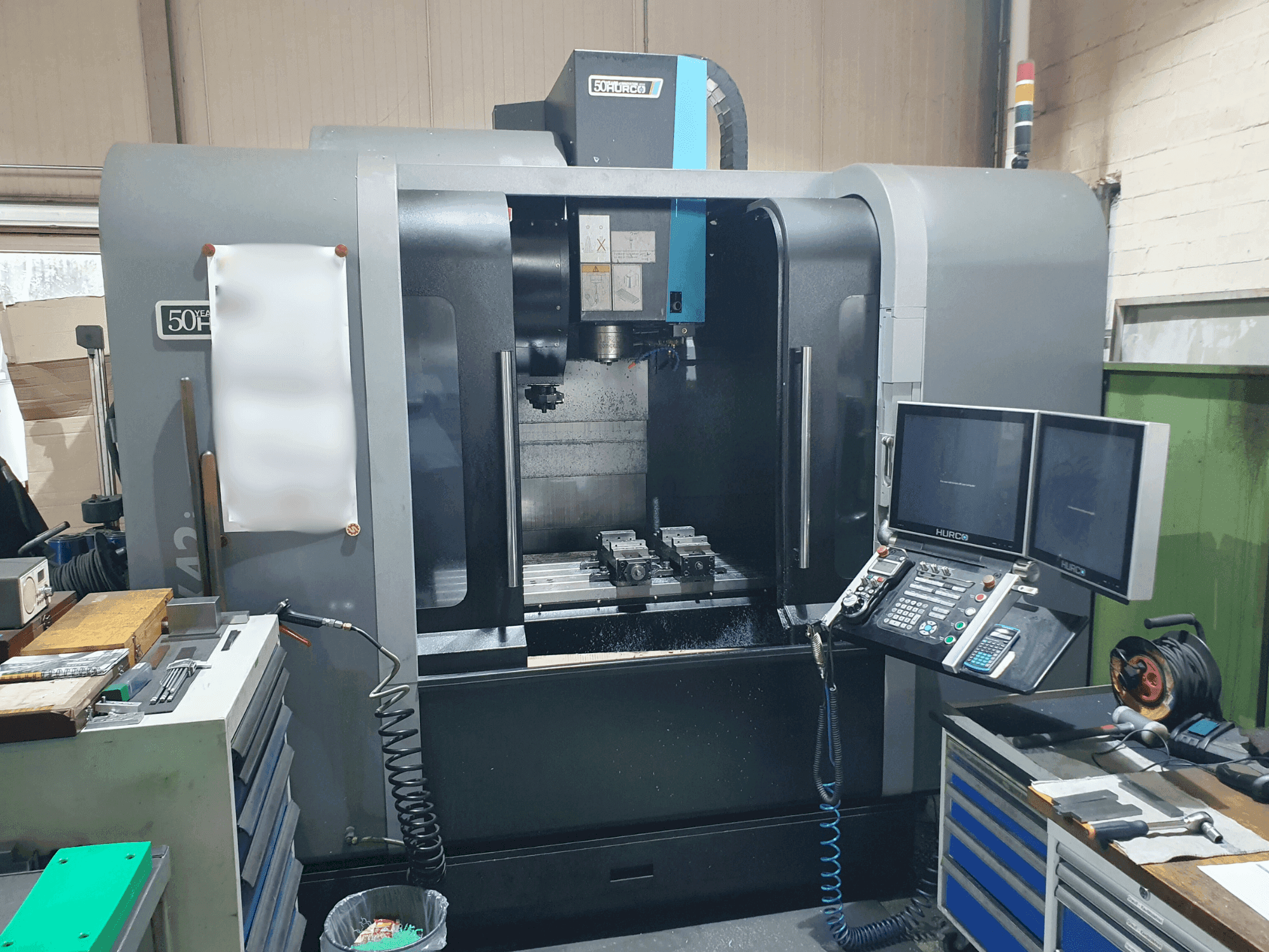 Frontansicht der Hurco VMX42i Maschine